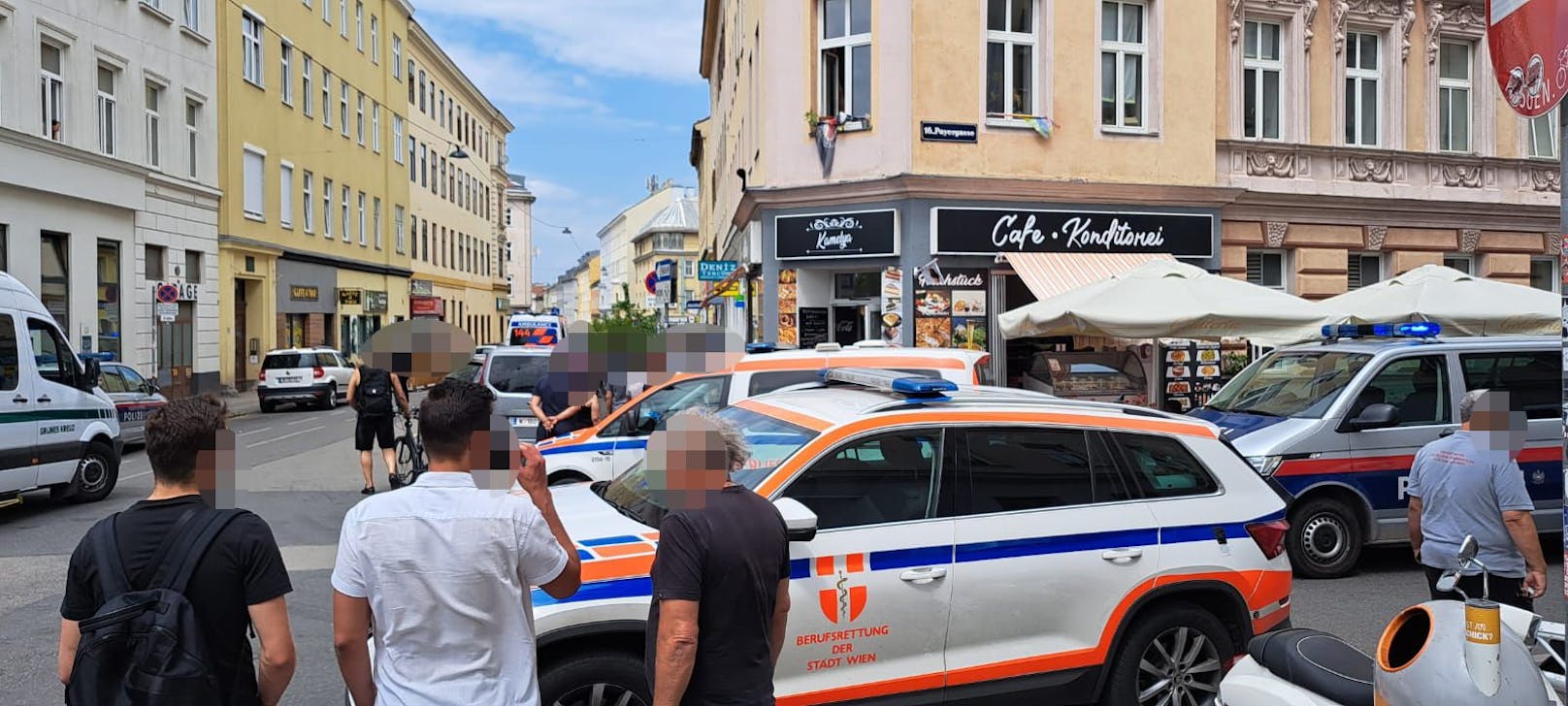 In einer Wohnung fanden weitere Einsatzkräfte der Wiener Polizei eine 28-jährige Frau mit Stichverletzungen auf