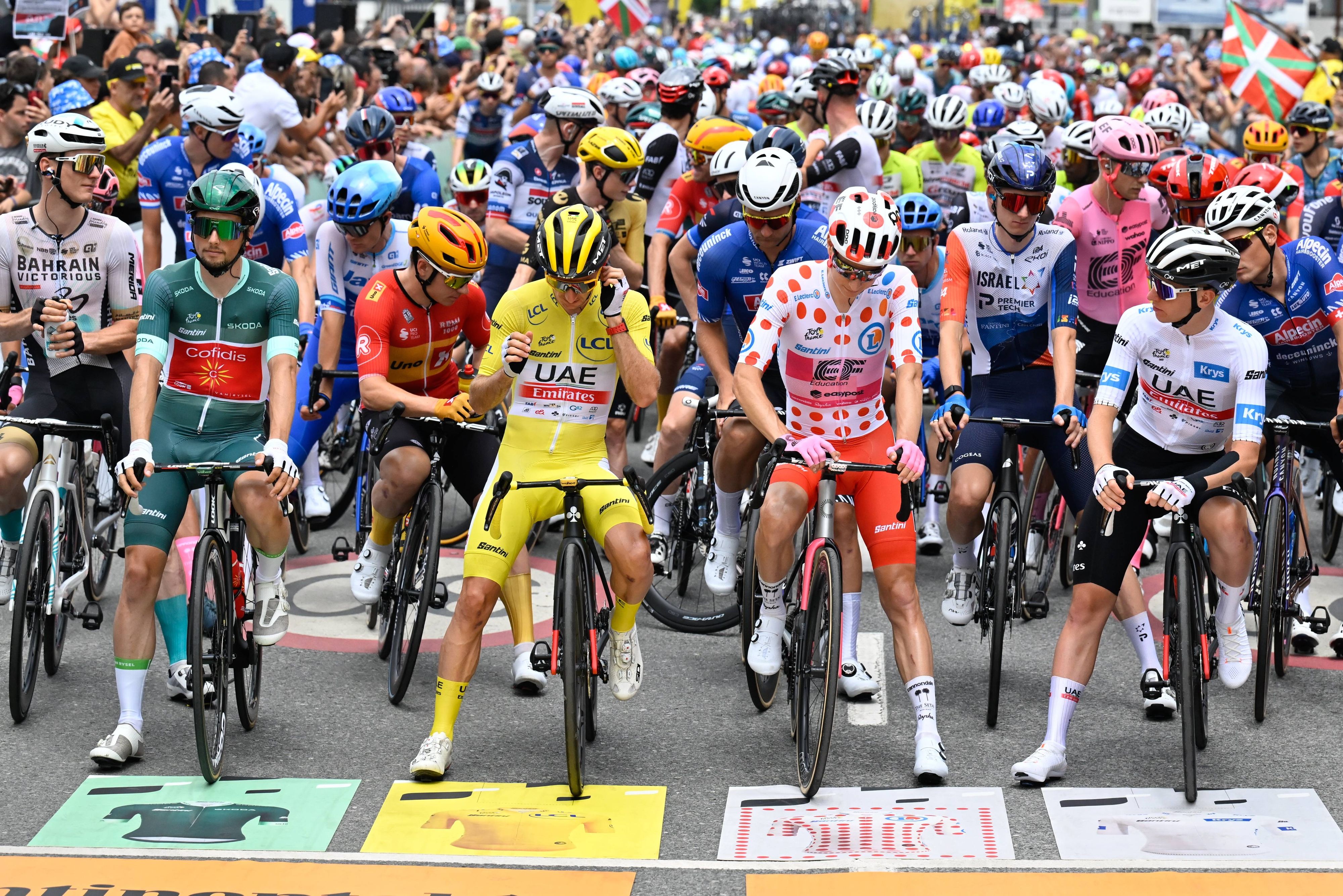 Adam Yates ist in Gelb unterwegs.