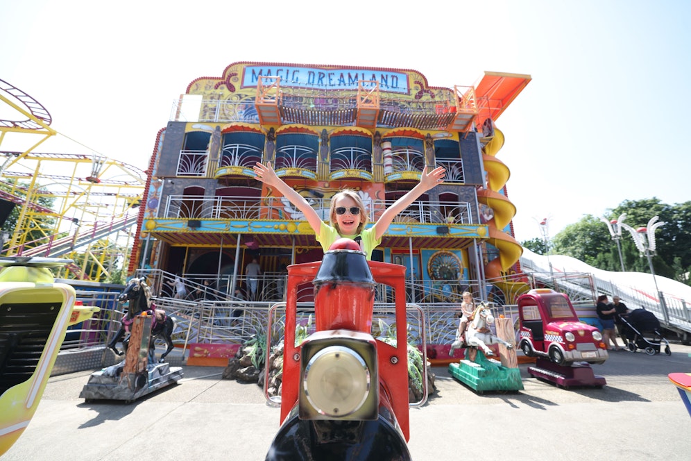 Im Rahmen der Prater Kids Party können die Kinder 3 Stunden lang gratis mit den in der Aktion enthaltenen Fahrgeschäften fahren, etwa im Magic Dreamland.