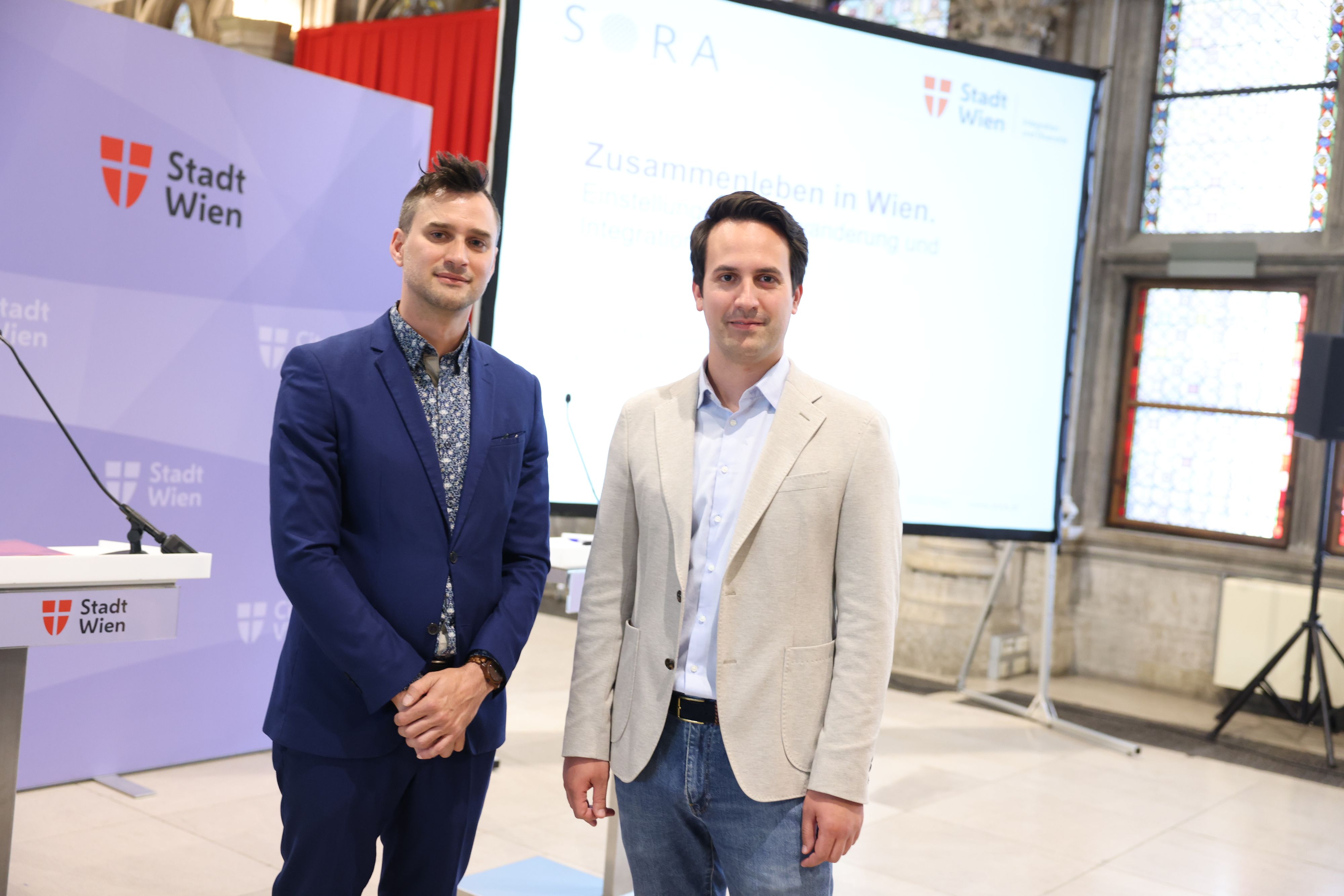 Christian Glantschnigg vom Institut SORA und Integrationsstadtrat Chrisoph Wiederkehr (NEOS, v.l) bei der Präsentation der Studienergebnisee zum "Zusammenleben in Wien"
