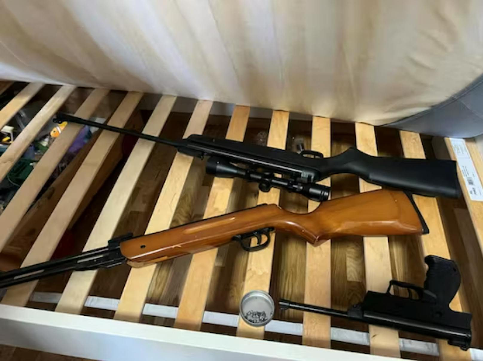 Die gefundenen Waffen in der Wohnung – mit der Pistole wurde geschossen.