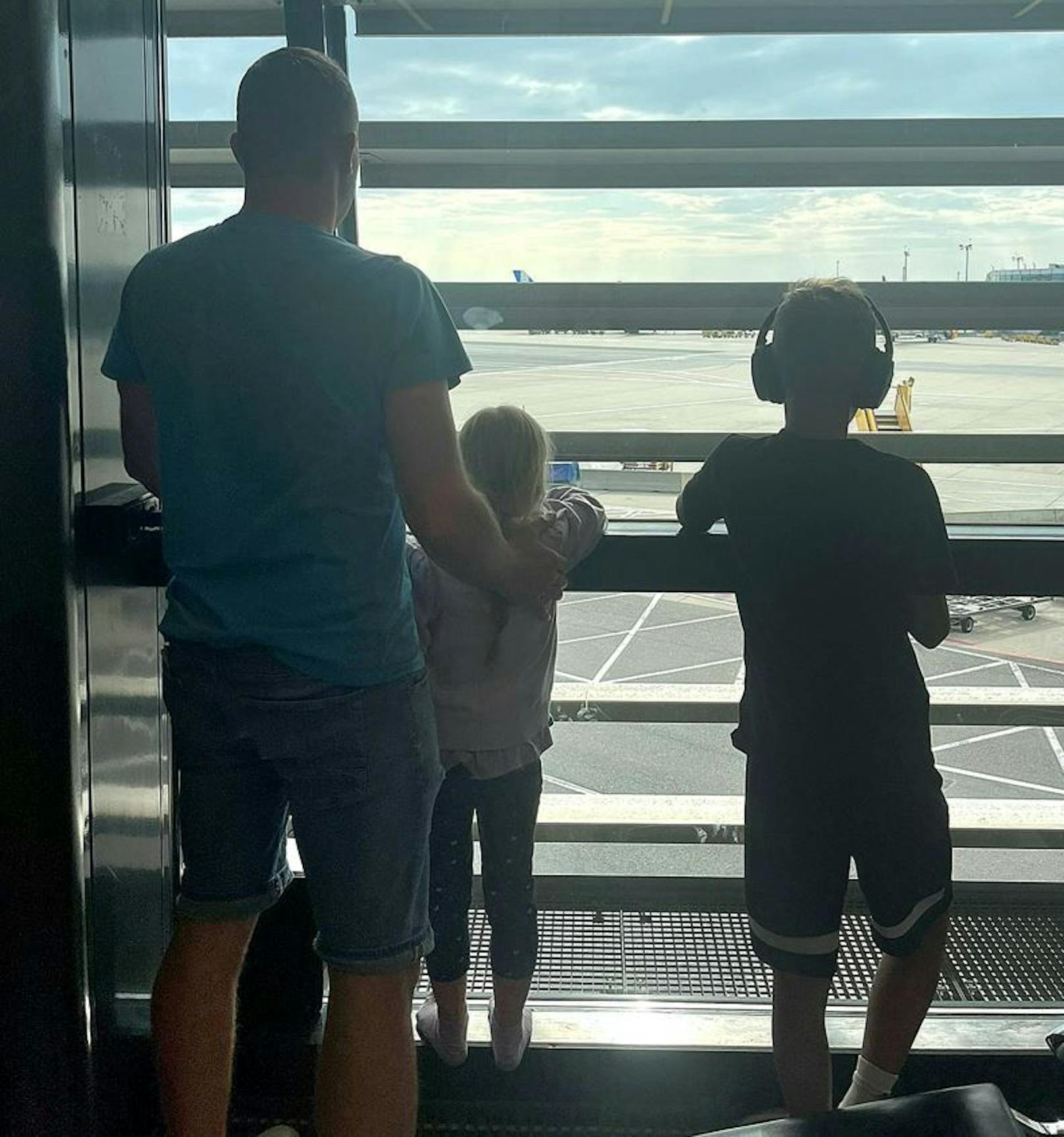 Familie M. musste stundenlang auf ihren Flieger warten.