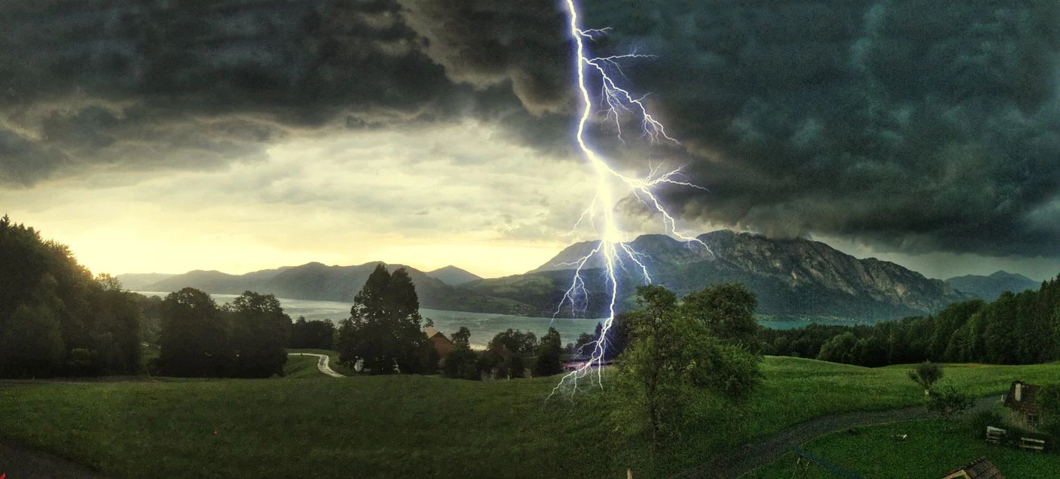 Gewitter mit Blitzeinschlägen über den Alpen am Attersee