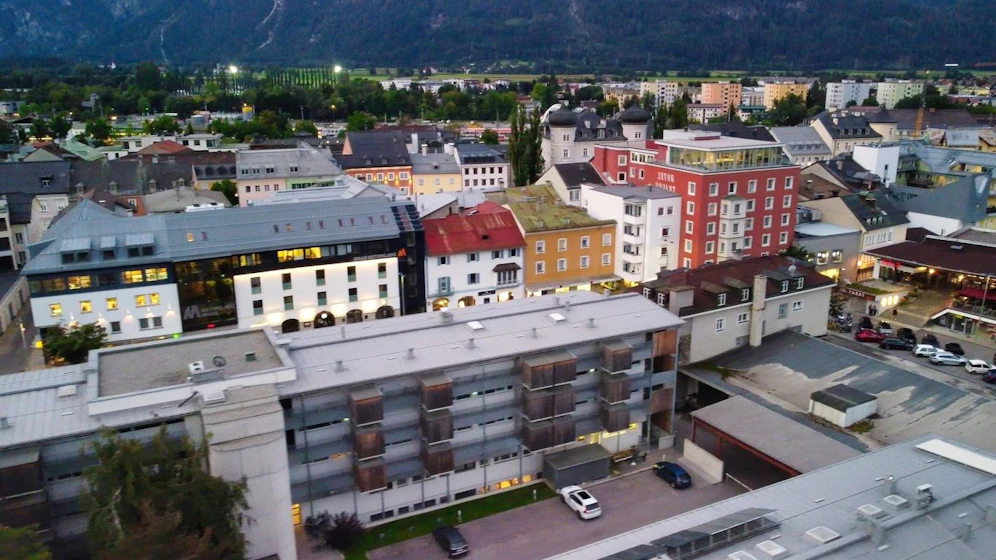 Der Mann zog in Lienz eine Spur der Verwüstung hinter sich her. (Symbolbild)