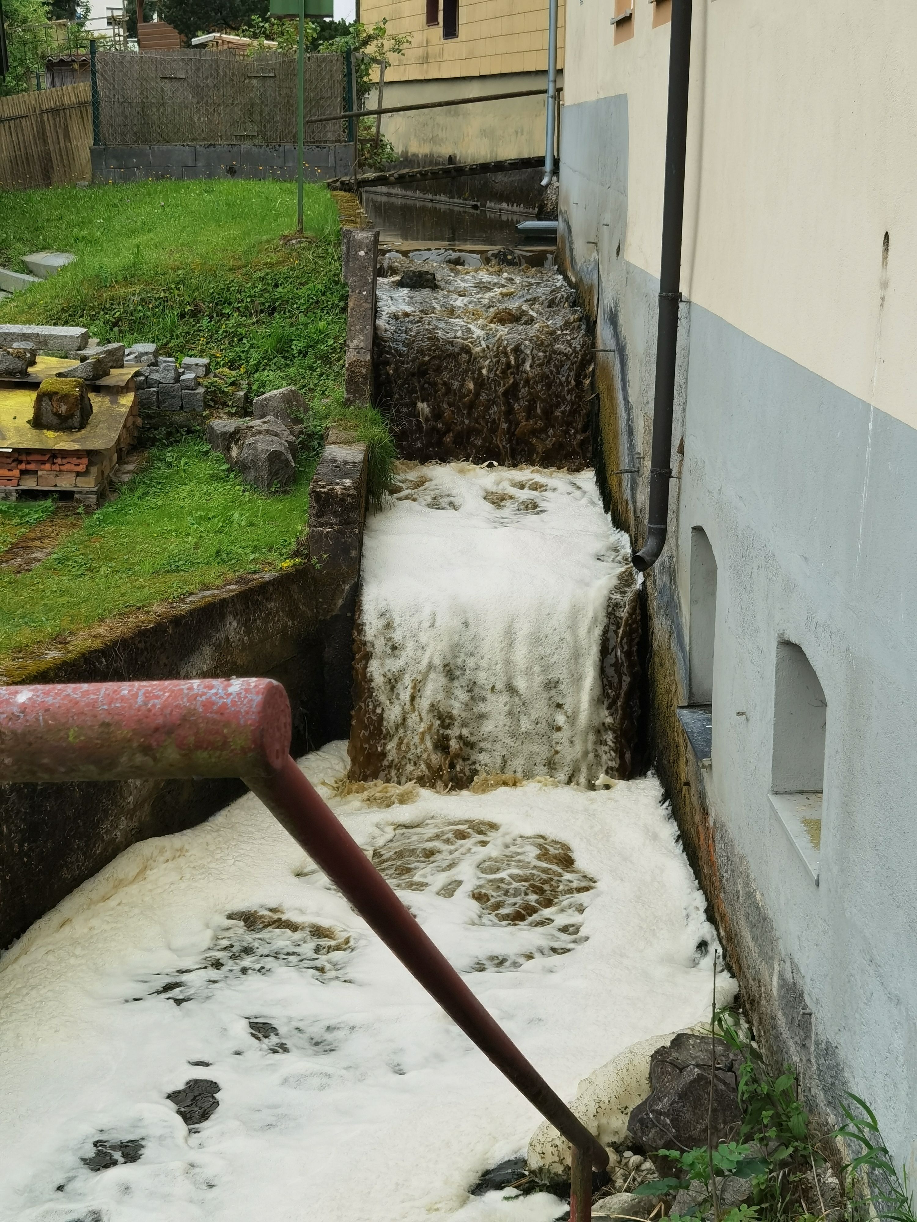 Die Gülle verseuchte zuerst den Mühlbach und danach die Antiesen. Ein Teil des Flusses ist so gut wie tot.