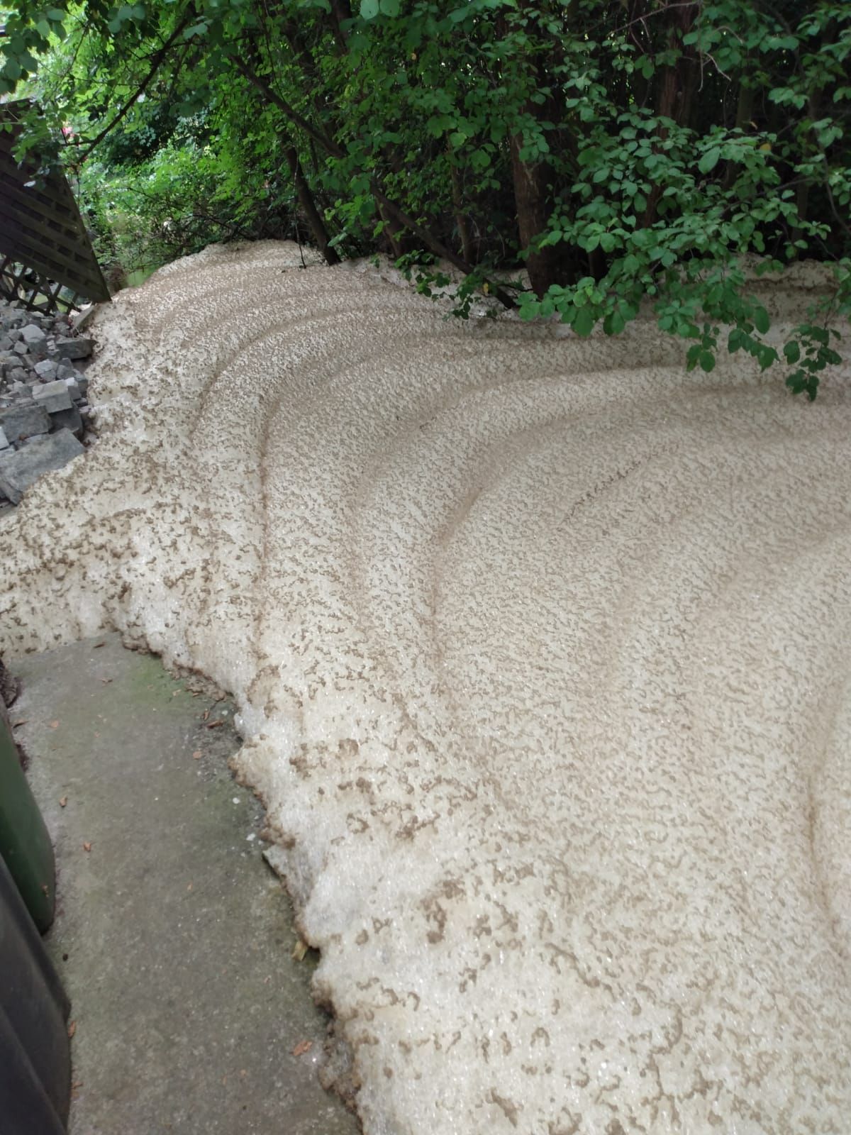 Immer wieder gelangt Gülle in Bäche, so wie hier auf einem Archivfoto.