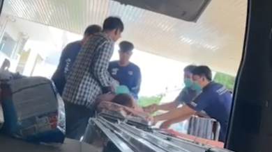 Die an Krebs erkrankte 49-jährige Frau wird im Krankenhaus beobachtet.