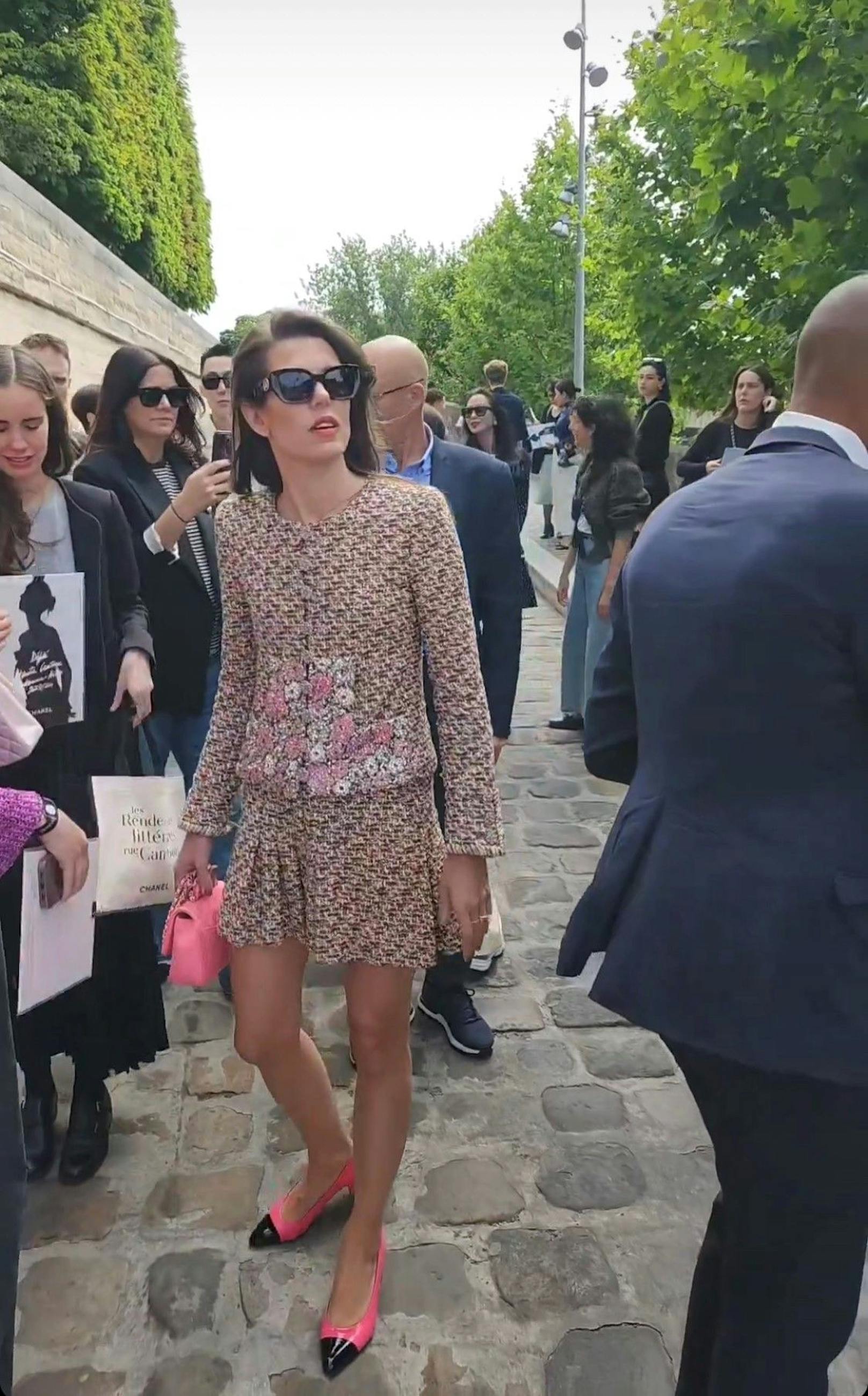 Die Show am Ufer der Seine besuchte auch Chanel-Muse Charlotte Casiraghi.