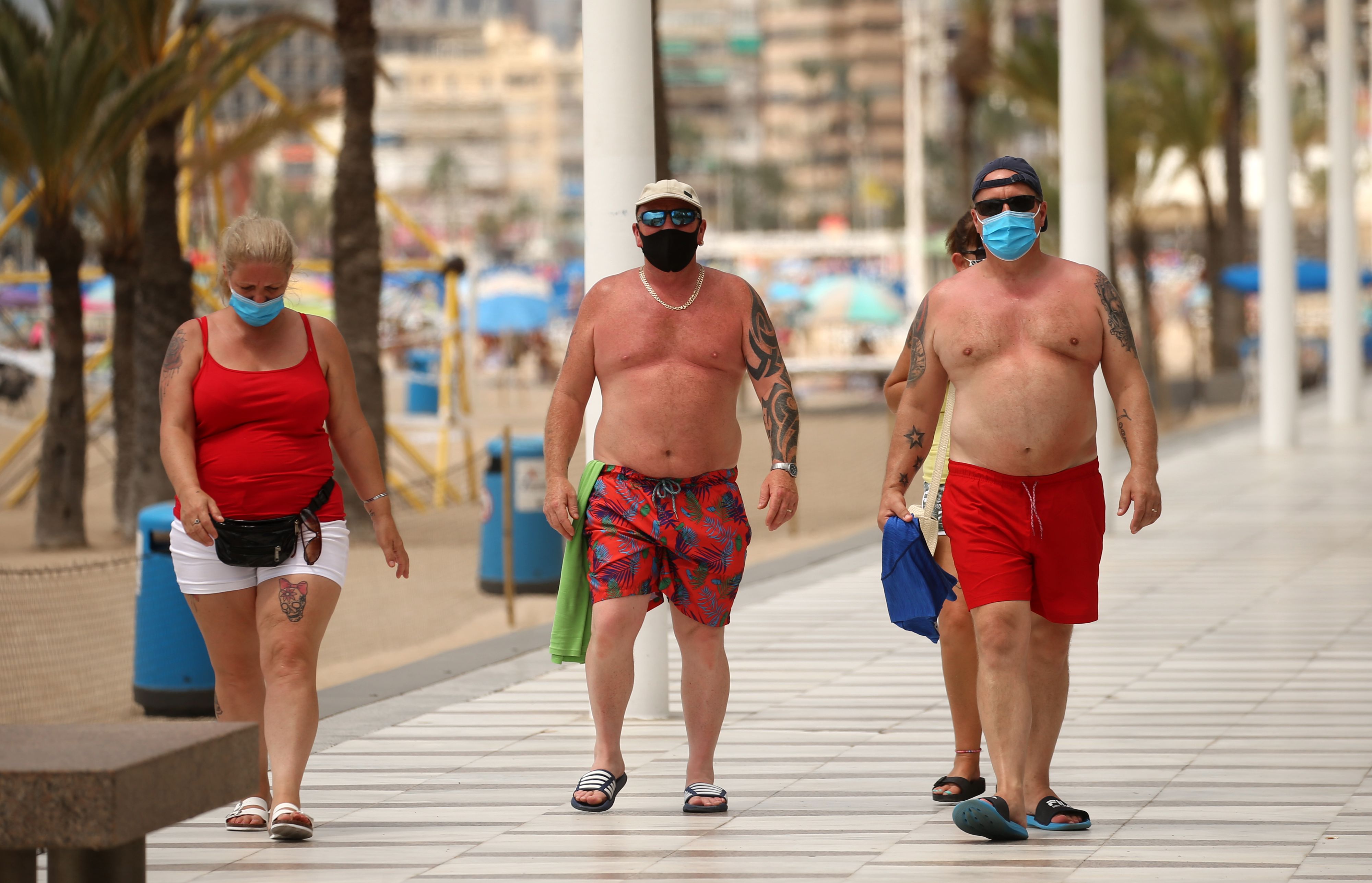 Download von www.picturedesk.com am 04.07.2023 (17:33).  Tourists wearing face covering walk by the Levante beach of Benidorm, a seaside resort on the eastern coast of Spain, where the tourism industry has been hit hard by the latest 14-day quarantine requirement by the British government for all tourists that travel from Spain because of its high levels of COVID-19 cases. Picture date: Thursday July 30, 2020. - 20200730_PD12040 - Rechteinfo: Rights Managed (RM)