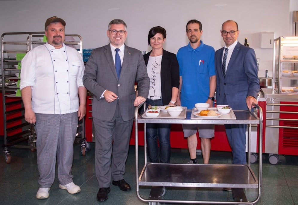 Harald Fasching (Küchenleiter, LK Zwettl), Landesrat Ludwig Schleritzko, Heidemaria Lackner (Pflegeauszubildende), Martin Erhart (Haustechniker, LK Zwettl), Franz Huber (Kaufmännischer Direktor LK Gmünd-Waidhofen/Thaya-Zwettl und LK Horn-Allentsteig)