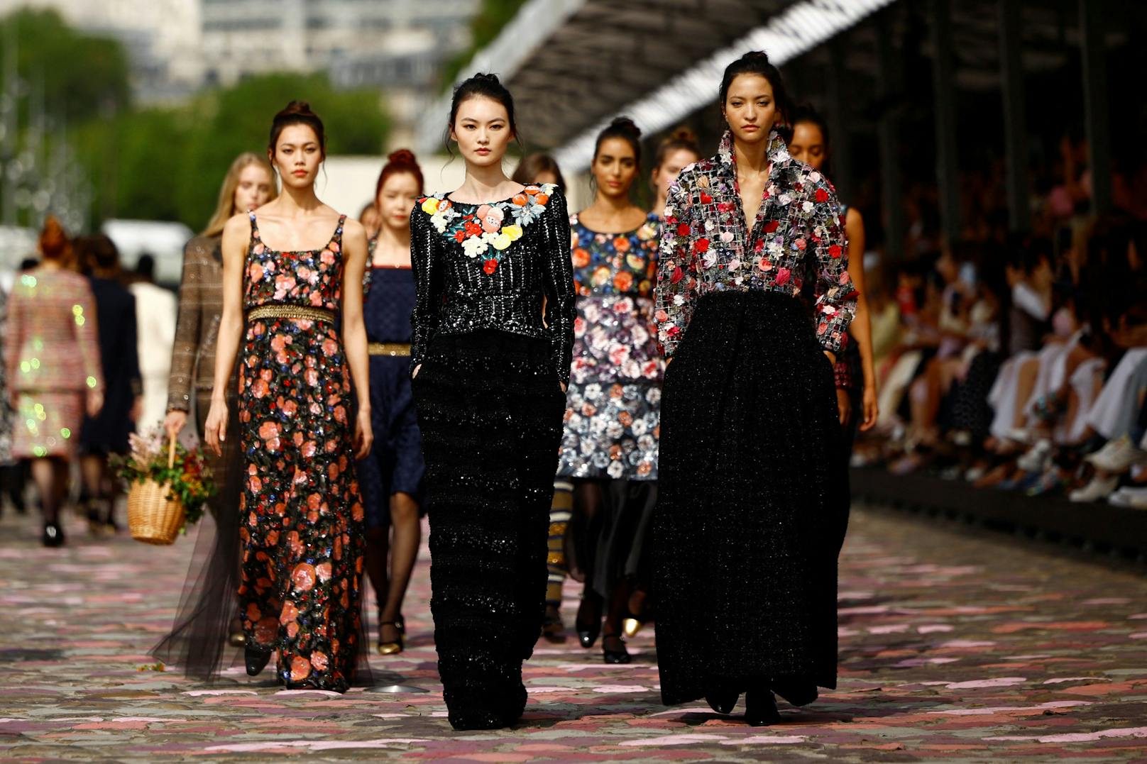 Doch ein Meer an Blumen zeichnen die neue Kollektion von Chefdesignerin <a data-li-document-ref="44731436" href="https://www.heute.at/s/paris-fashion-week-chanel-bringt-sunden-der-90er-jahre-zuruck-44731436">Virginie Viard</a>.