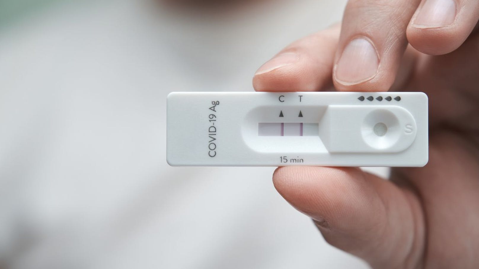 Eine Kärntnerin soll im Dezember 2021 die Covid-19-Quarantäne mehrmals missachtet und dabei ihren an Krebs erkrankten Nachbarn infiziert haben. 