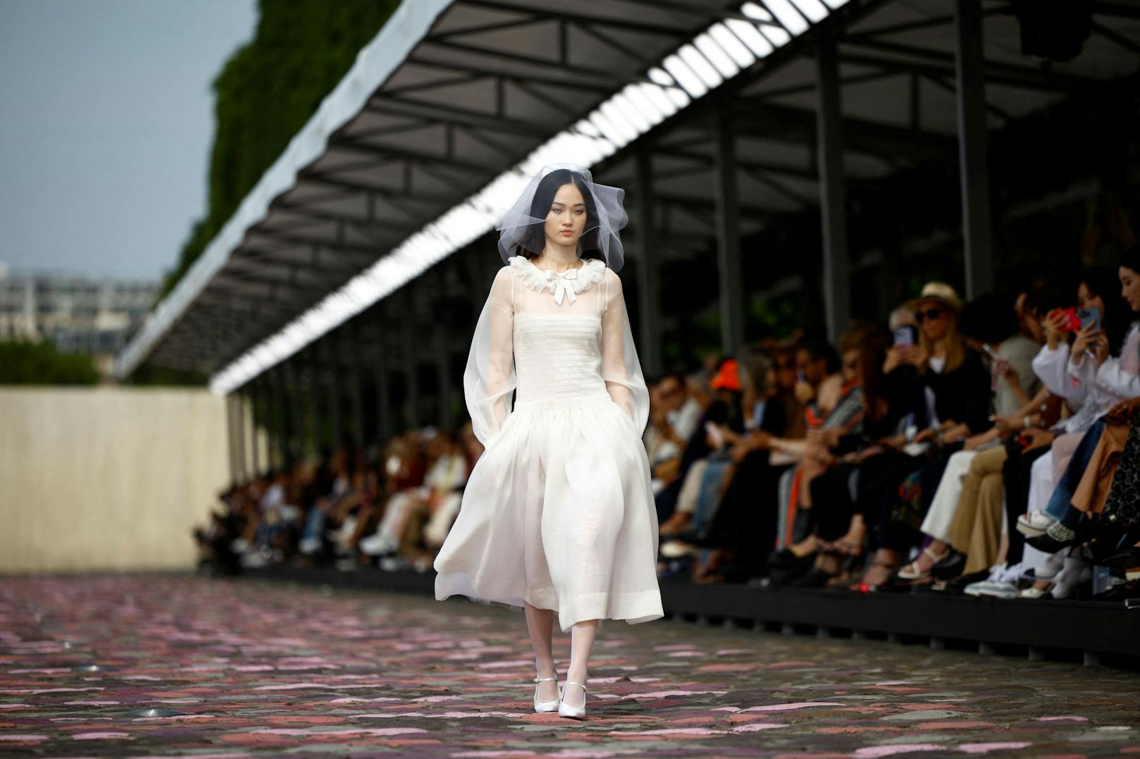 Zum Abschluss einer jeden Haute-Couture-Show kommt die Braut: Chanel erstaunte dieses Mal mit einer doch sehr zurückhaltenden, unscheinbaren Kreation.
