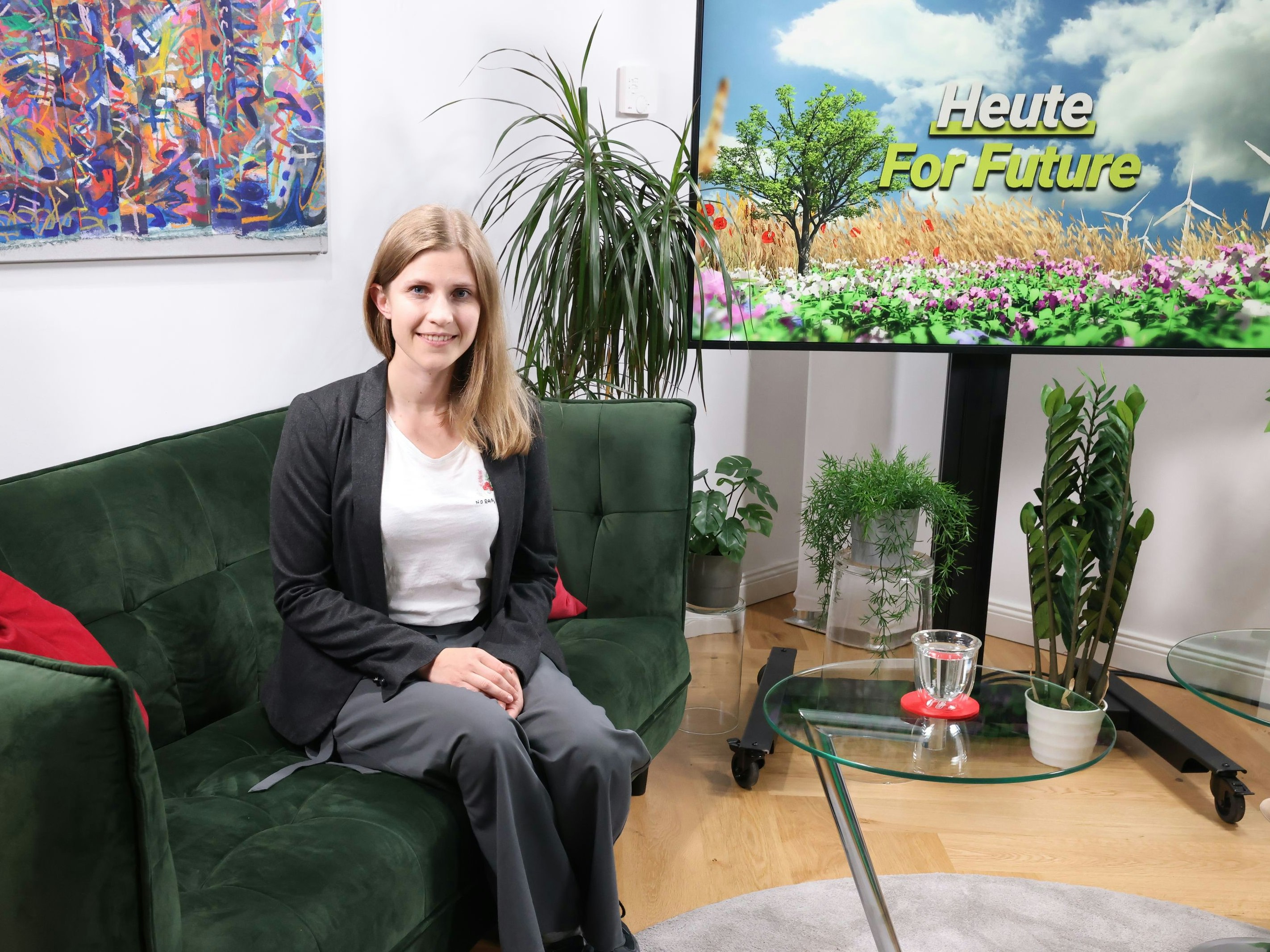 Es werde viel zu viel produziert, gekauft und weggeworfen, kritisiert Lisa Panhuber, Konsum-Expertin bei Greenpeace.