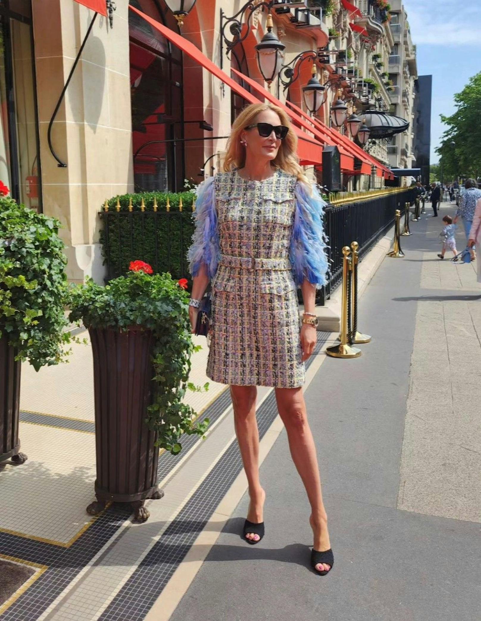 <em>"Heute"</em>-Herausgeberin Eva Dichand durfte sich die neue Haute-Couture-Kollektion von Chanel als eine der ersten Personen hautnah ansehen. Zuvor posierte sie noch im wunderschönen Tweed-Kleid des französischen Couture-Hauses vor dem Luxushotel Plaza Athénée.&nbsp;