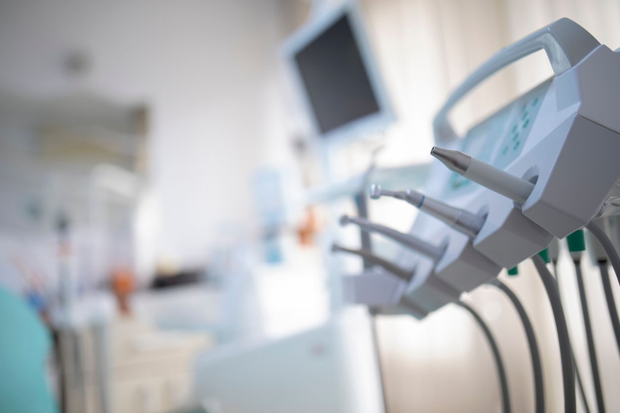 Ein 45-jähriger Italiener ist nach einer Zahnarztbehandlung unter Narkose zusammengebrochen.