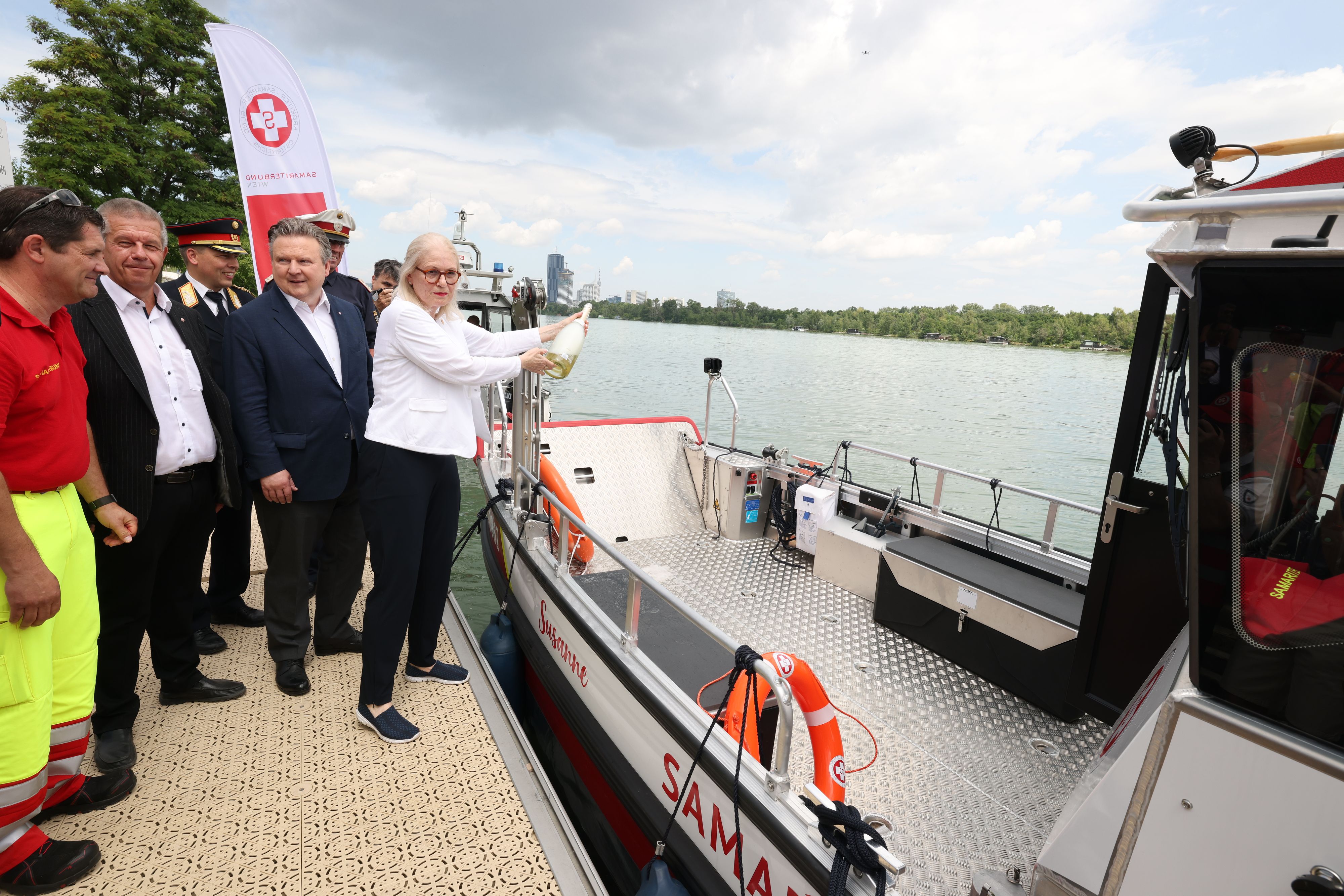 Samariterbund-Präsidentin Susanne Drapalik, Bürgermeister Michael Ludwig (SPÖ) und Vertreter von Samartierbund, Wasserrettung, Feuerwehr und Landespolizei bei der Bootstaufe des neuen Rettungsbootes.&nbsp;