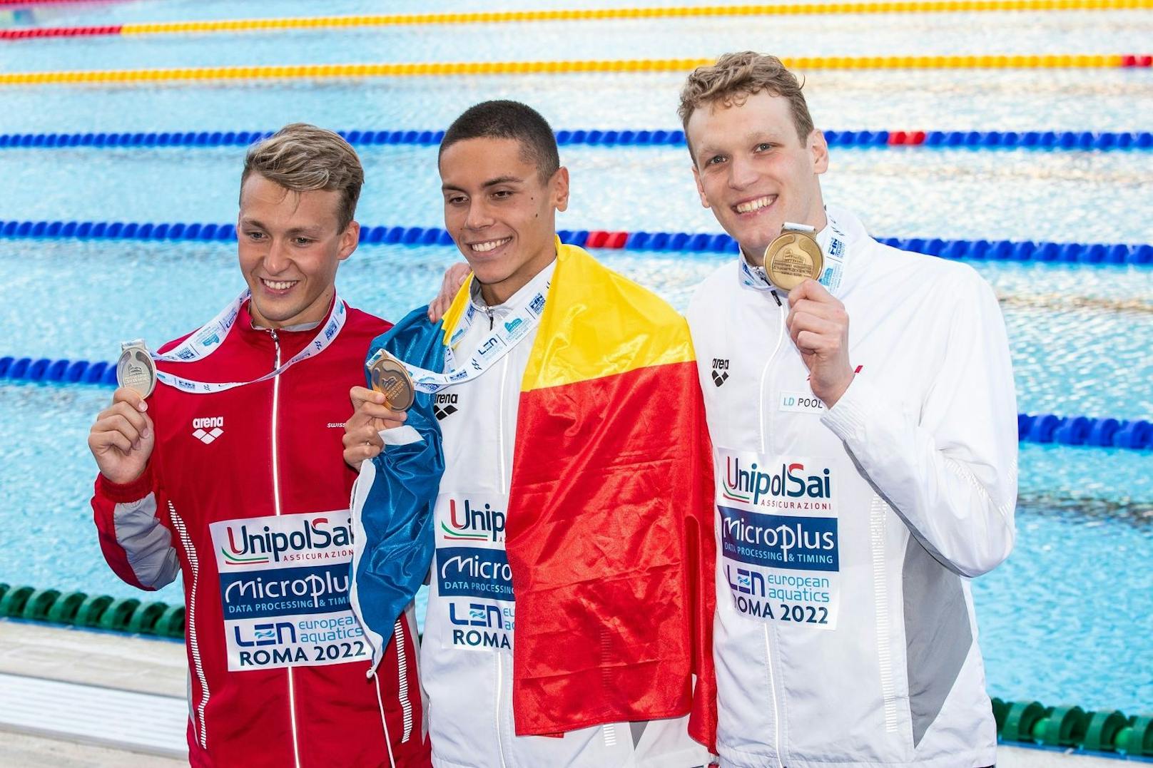 Ein Jahr später jubelt Felix Auböck 2022 bei der EM in Rom über Bronze – Platz drei über 200 Meter Freistil.
