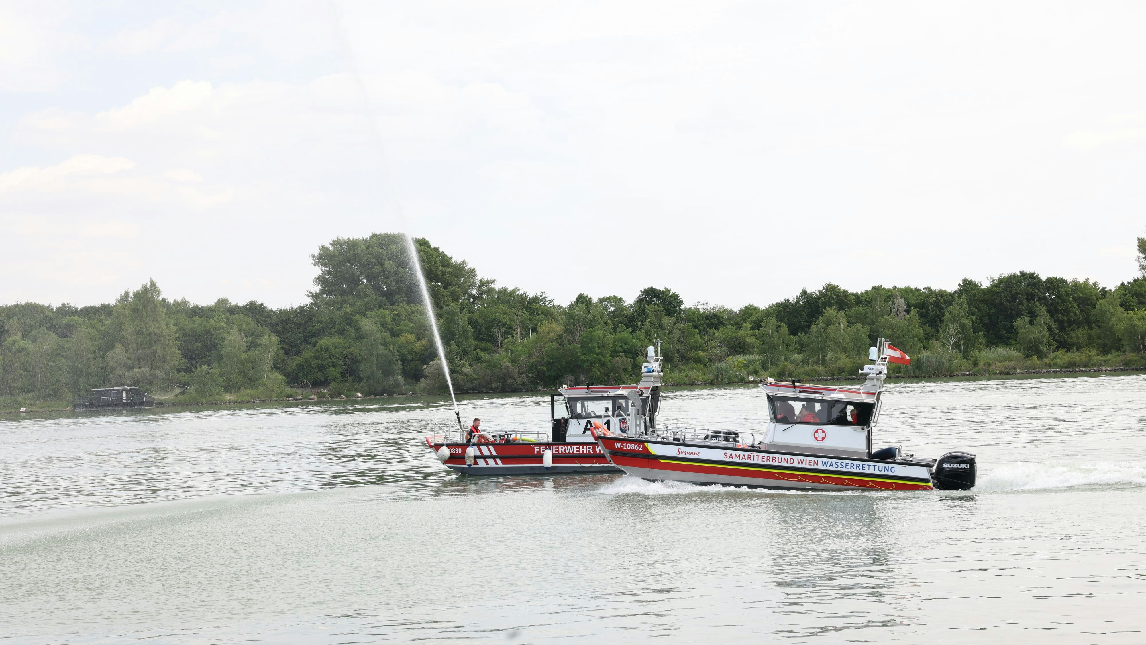 Das neue Rettungsboot wurde feierlich mit Wasserfontänen begrüßt.