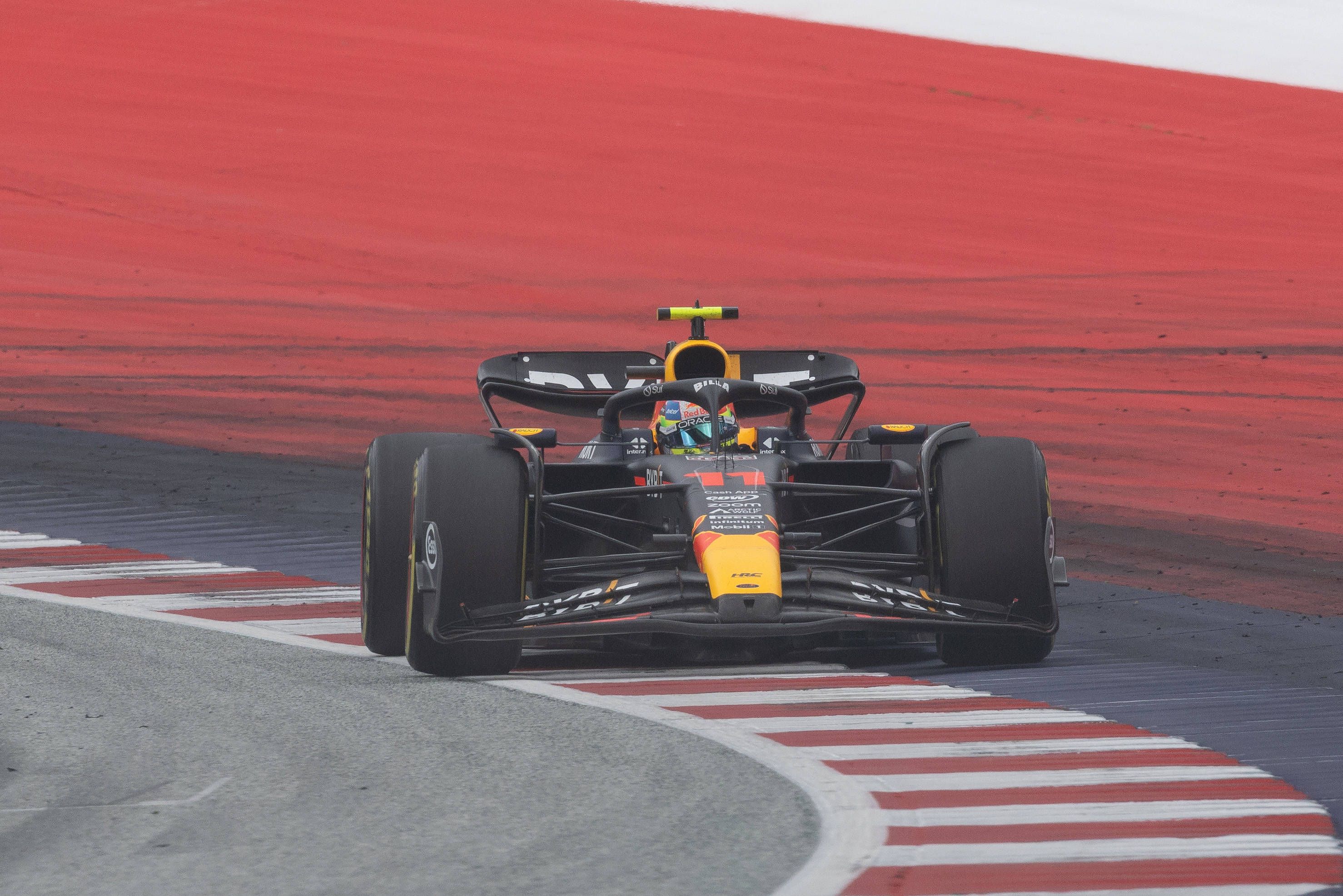 Am Limit! Hier hält Perez gerade noch das Tracklimit ein.