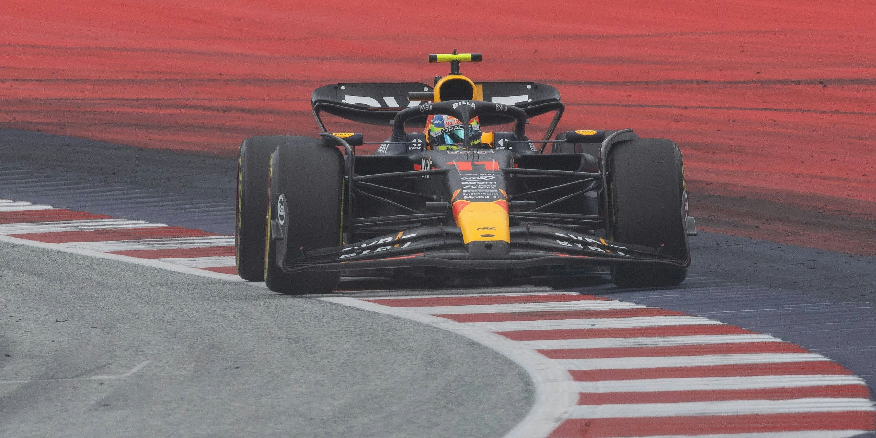 Am Limit! Hier hält Perez gerade noch das Tracklimit ein.