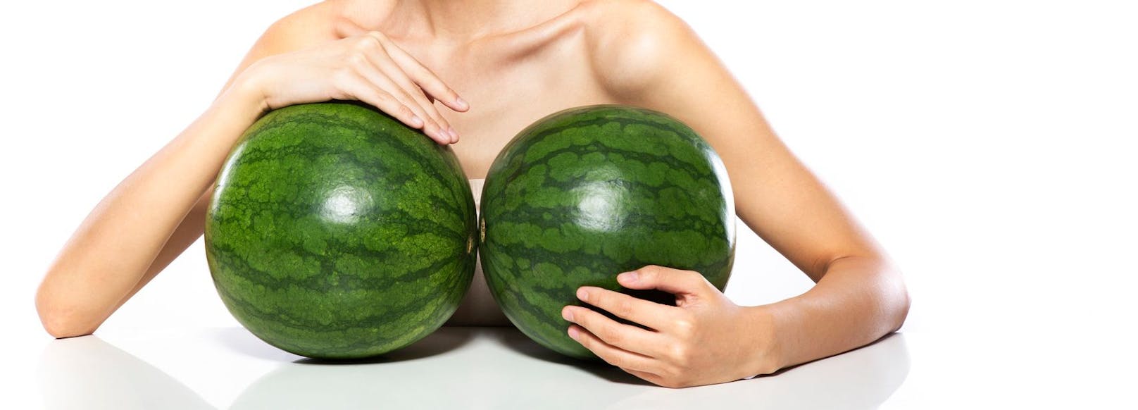 2. Auf das Gewicht achten: Hebe die Melone hoch und vergleiche das Gewicht mit einer anderen Melone, die eine ähnliche Größe hat. Je schwerer, desto reifer und besser schmeckt die Frucht.