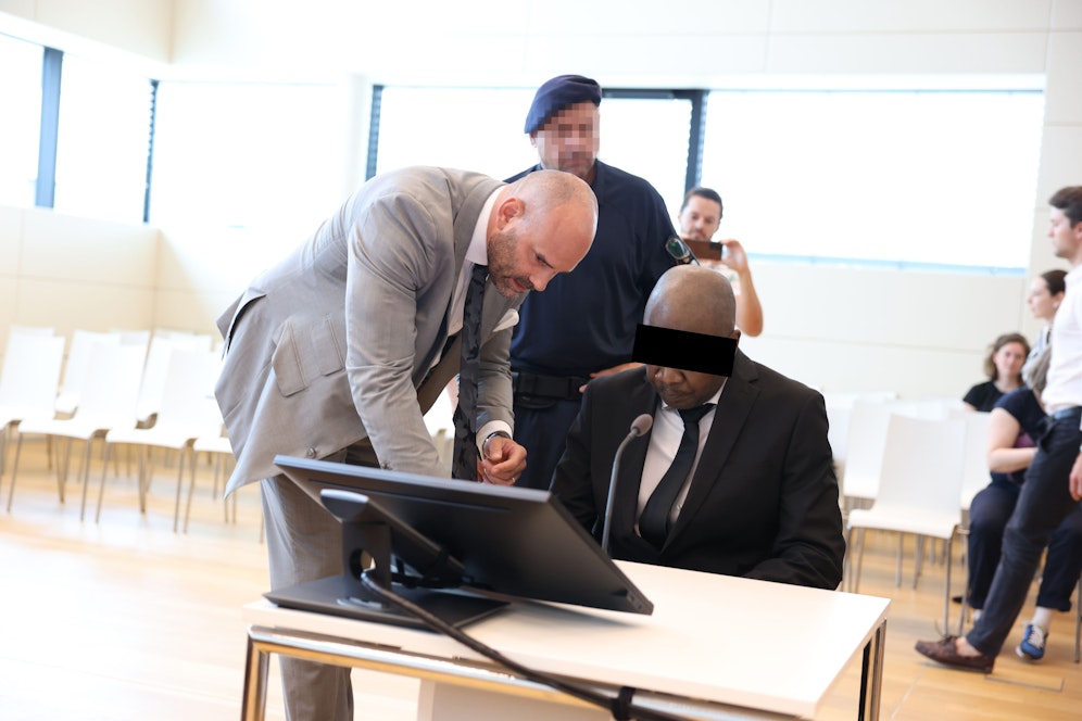 Ein Wiener Musikmanager musste sich heute wegen Verwaltigungs-Vorwürfen am Gericht in Korneuburg verantworten.