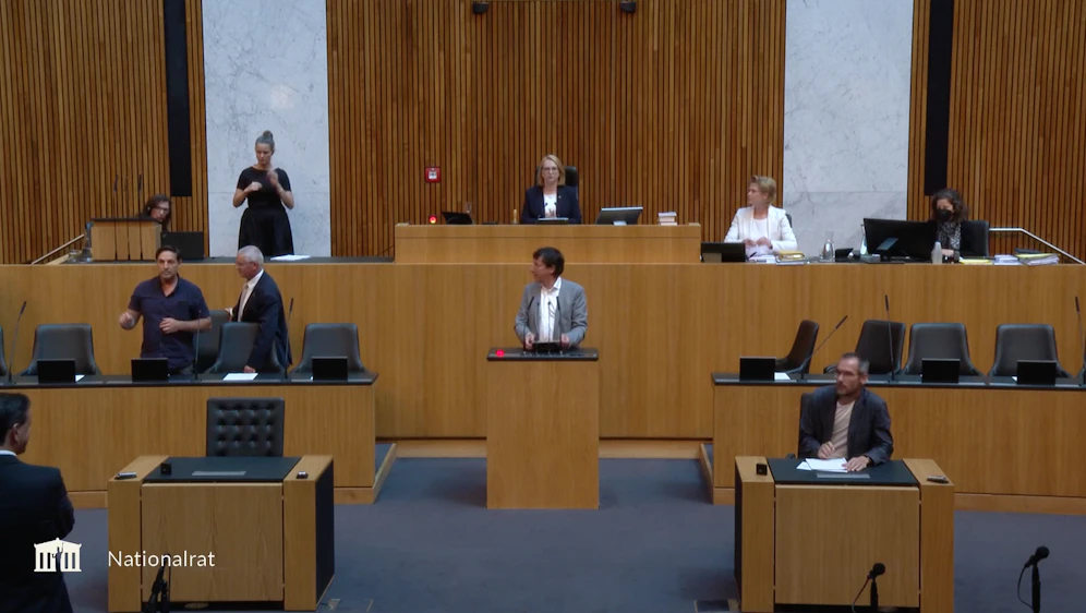 Der Aktivist schlich sich unbemerkt ins Plenum des Nationalrates.&nbsp;