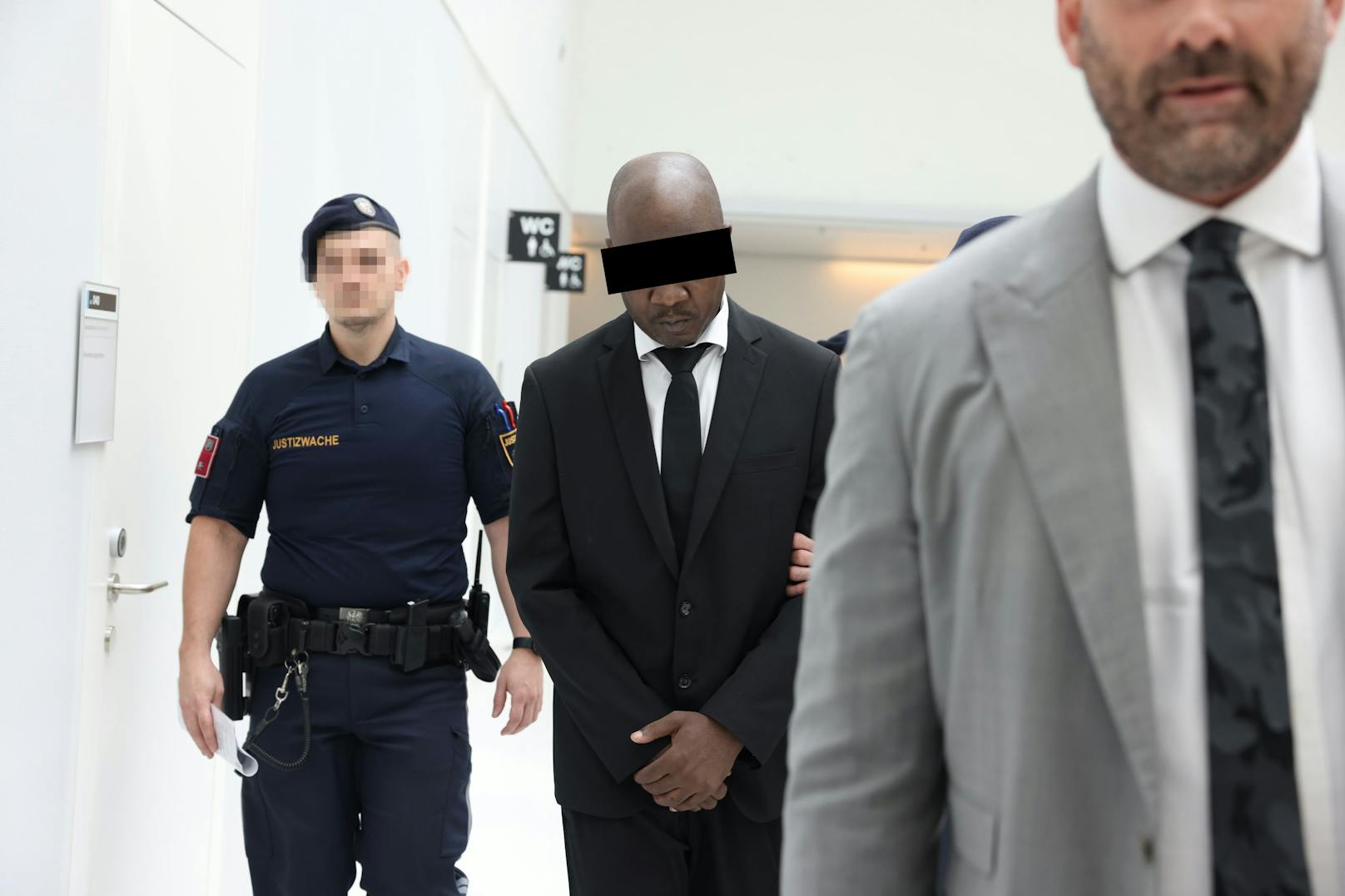 Der Angeklagte bei Prozess-Auftakt am Landesgericht Korneuburg