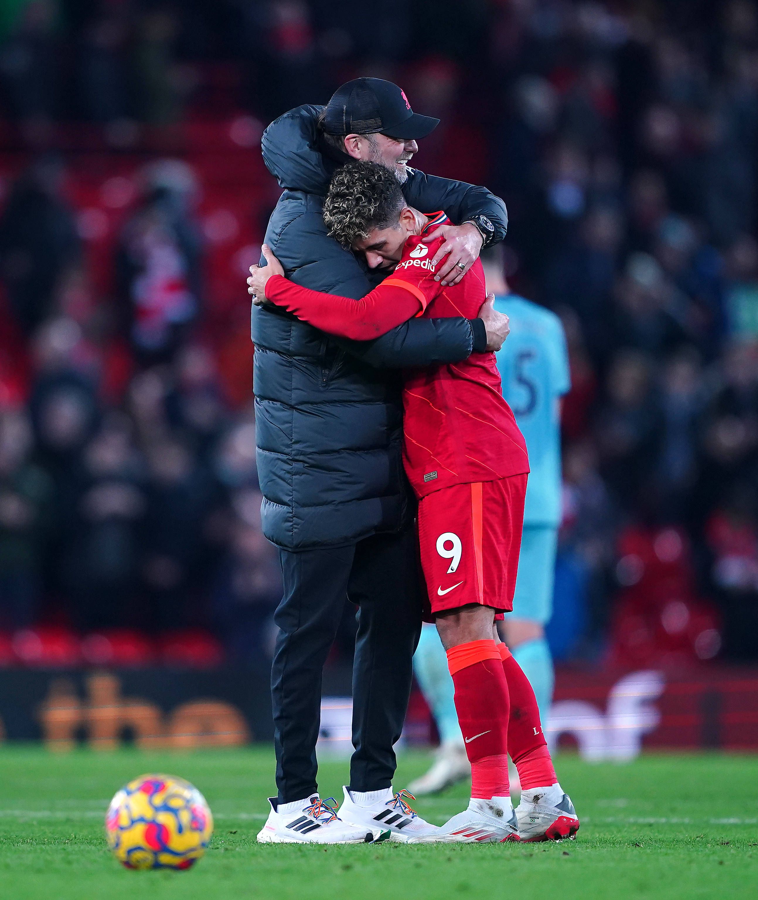 Jürgen Klopp herzt Roberto Firmino – der Brasilianer verlässt Liverpool.