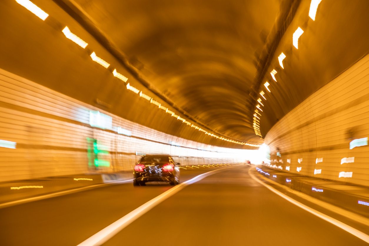 Der junge Raser baute bei seinem Stunt einen katastrophalen Crash. Symbolbild