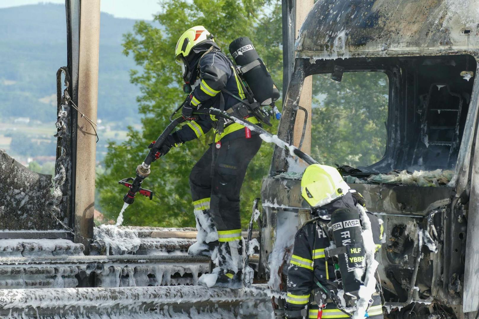 Einsatzkräfte bei den Löscharbeiten.