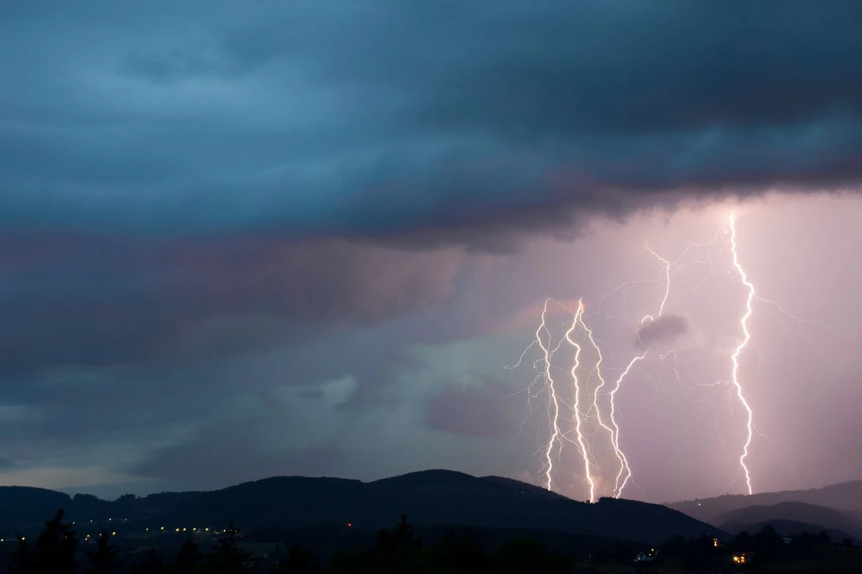 Landesweit wüten heftige Gewitter, die stärksten gehen in Tirol nieder.