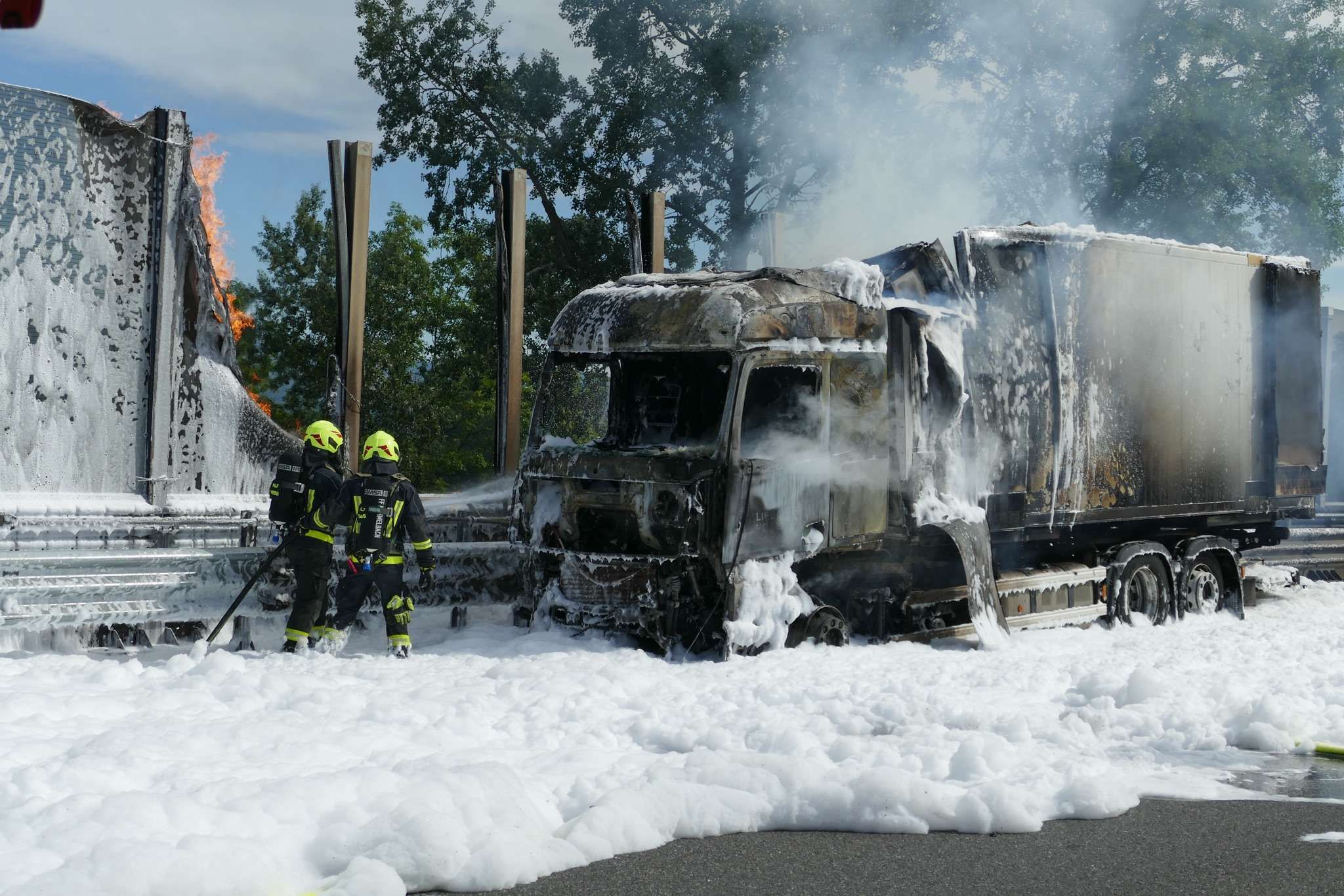 Ein Lkw brannte auf der A1, die Feuerwehr stand im Löscheinsatz.