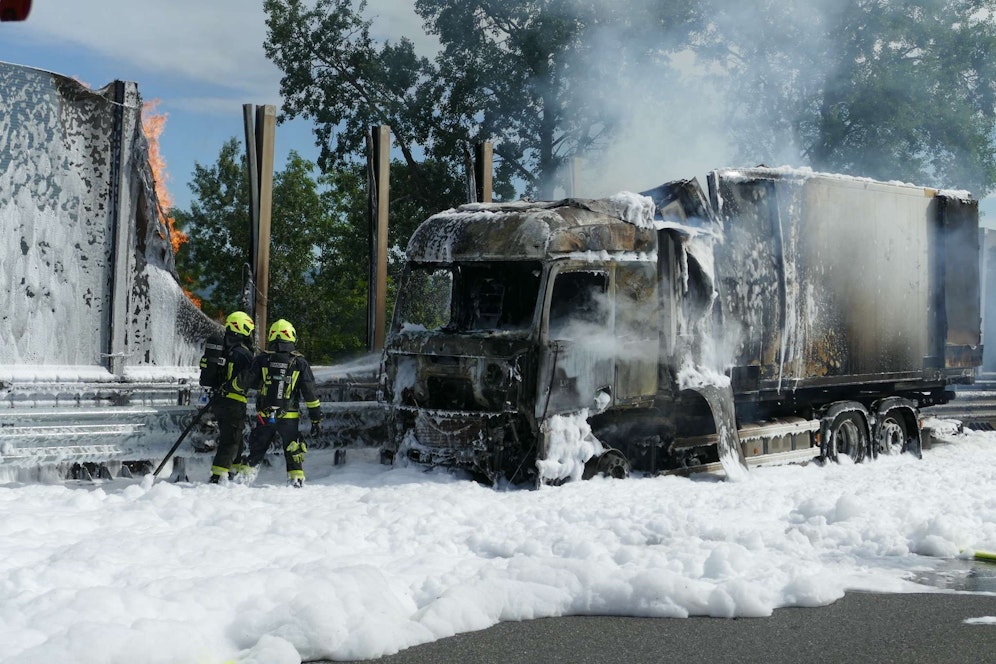 Ein Lkw brannte auf der A1, die Feuerwehr stand im Löscheinsatz.