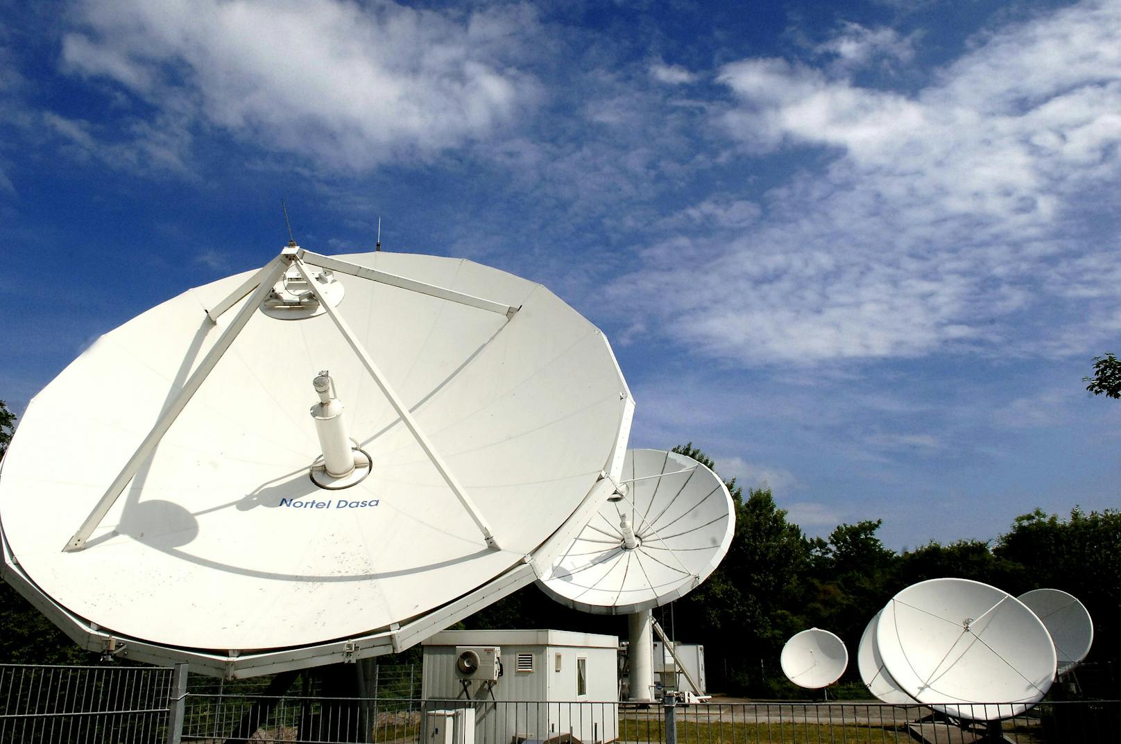 Blick auf Satelliten-Empfangstationen am ORF-Zentrum am Küniglberg. Archivbild 2005.