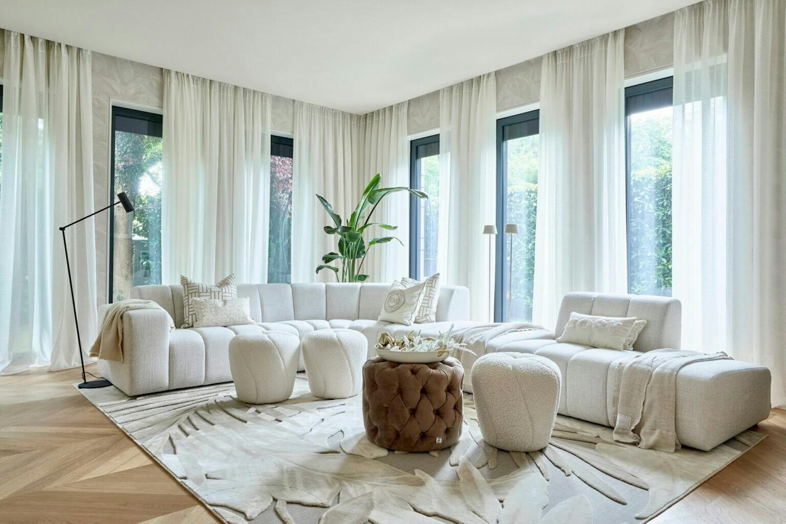 Herzstück des Wohnzimmers von Cathy Hummels ist das runde Sofa. Hilfe beim Einrichten bekam die 35-Jährige von Rivièra Maison.