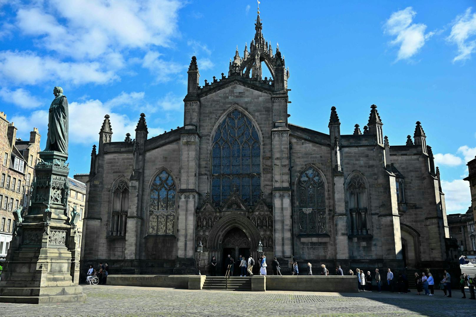 In der St. Giles-Kathedrale wurde der Sarg von Queen Elizabeth II im September 2022 zunächst aufgebahrt. Nun erhält ihr Sohn hier die schottischen Kronjuwelen.