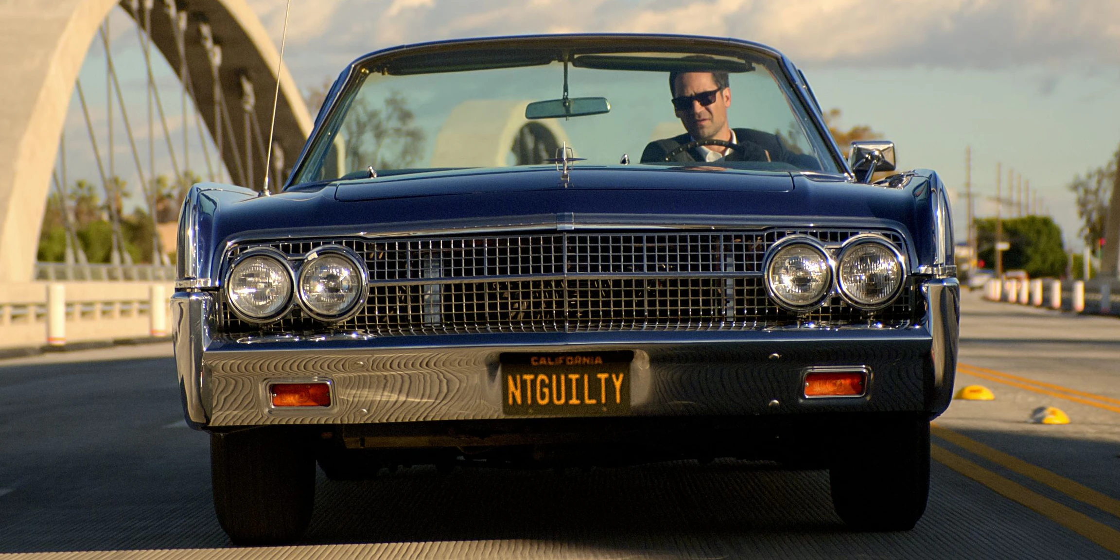 Der Lincoln Lawyer arbeitet aus seinem Auto.