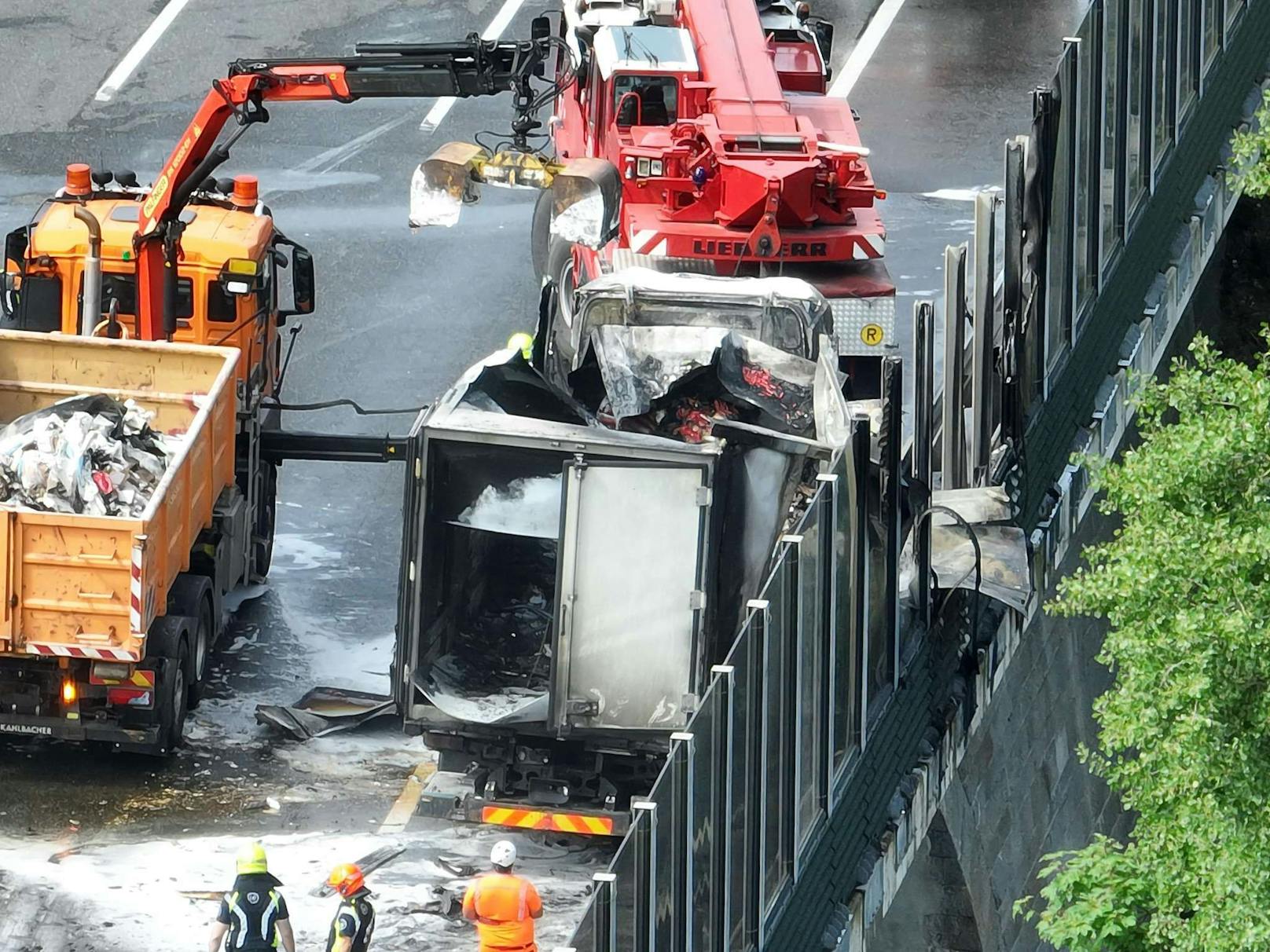 Großeinsatz bei Lkw-Brand auf der A1