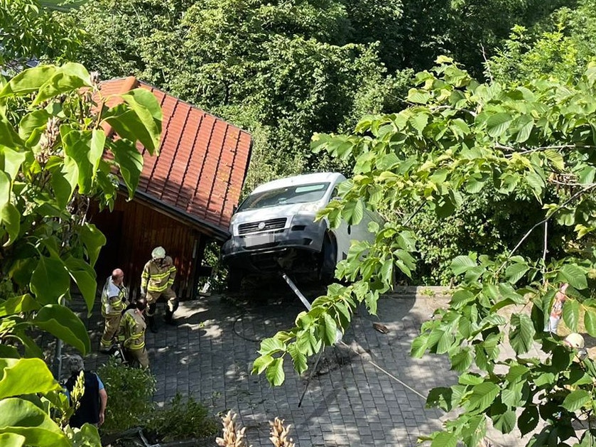 Absturz eines Paketwagens in Fliess  -Fotocredit: ZOOM.TIROL 