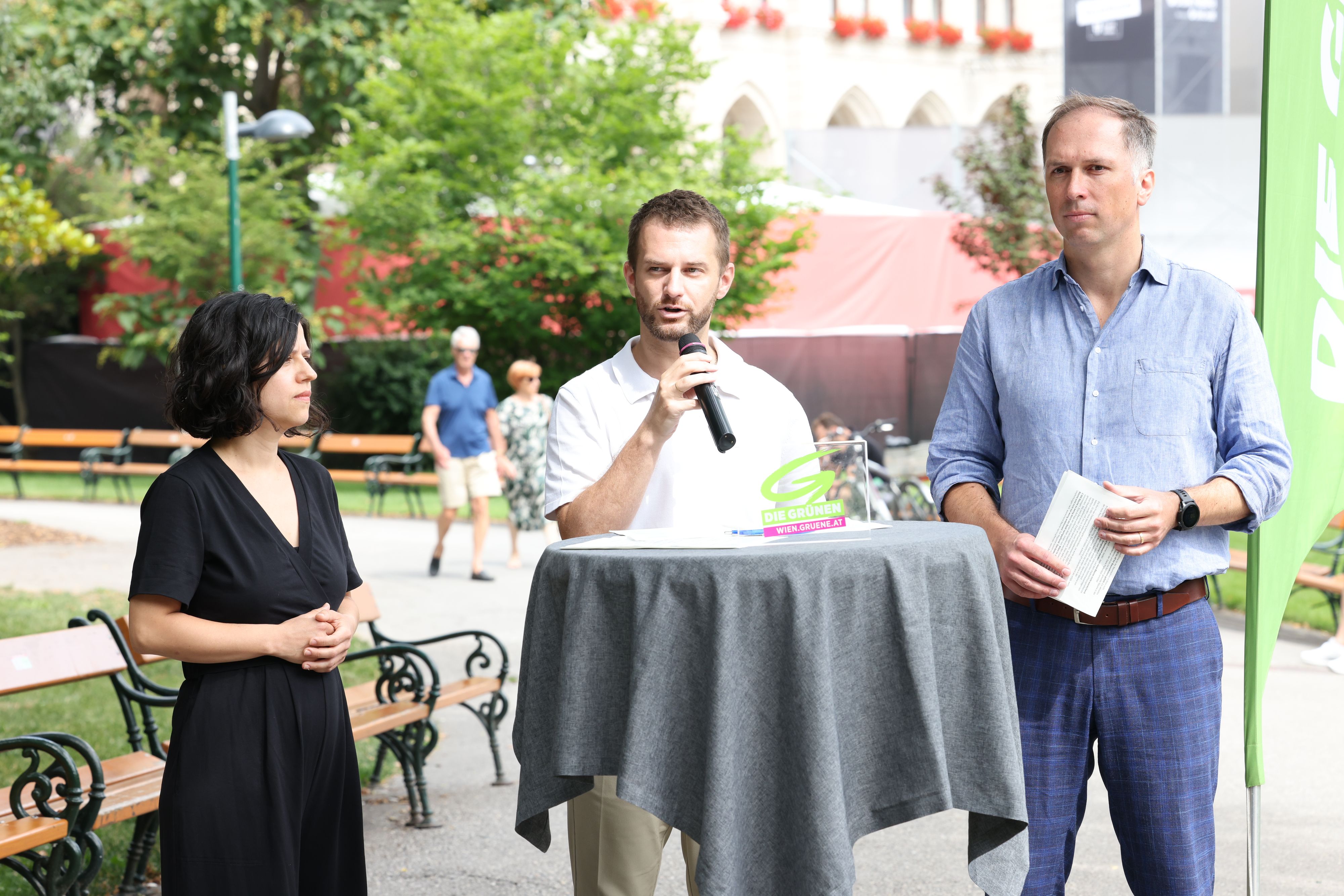 Die Grünen im Wiener Rathauspark: Umweltsprecherin Huem Otero Garcia, Parteichef Peter Kraus und der grüne Bezirksvorsteher Stellvertreter Bernhard Seitz (Wien-Leopoldstadt).&nbsp;