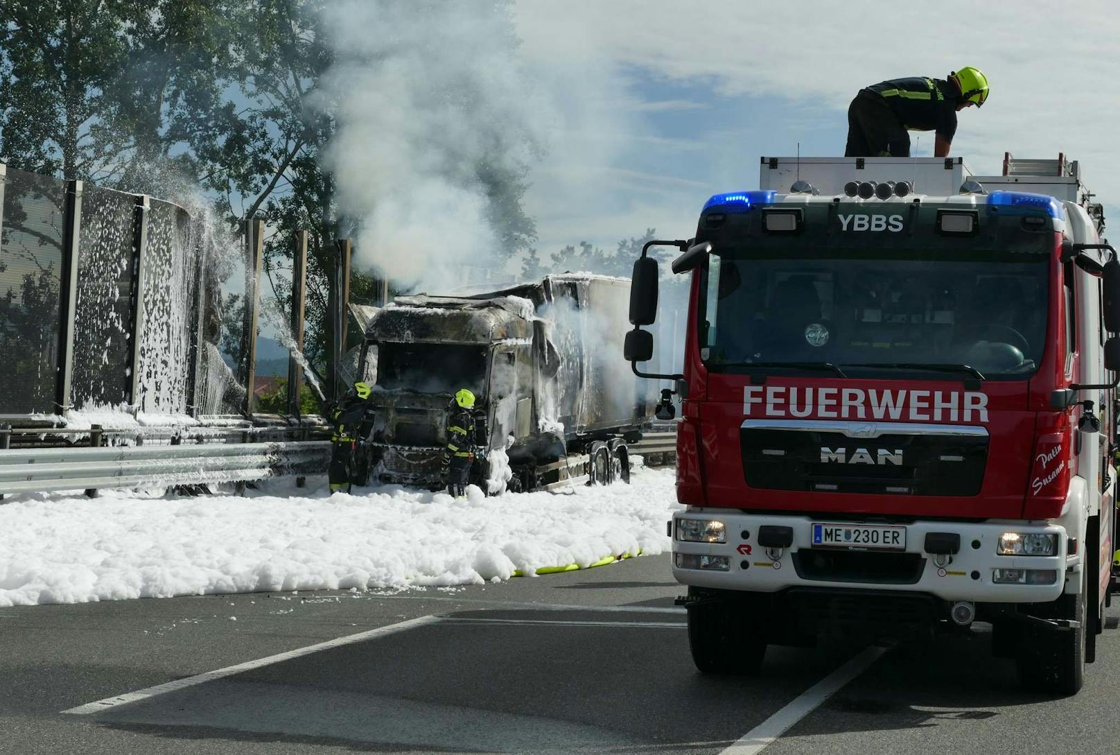 Ein Lkw brannte auf der A1, die Feuerwehr stand im Löscheinsatz.