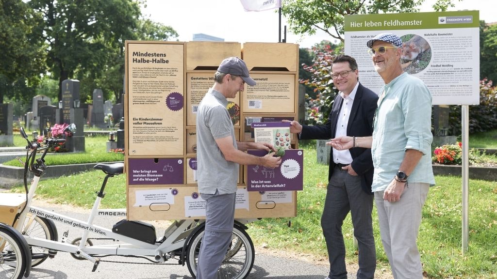 Klimastadtrat Jürgen Czernohorszky bei der Klima-Tour zum Thema Artenschutz am Friedhof Meidling.