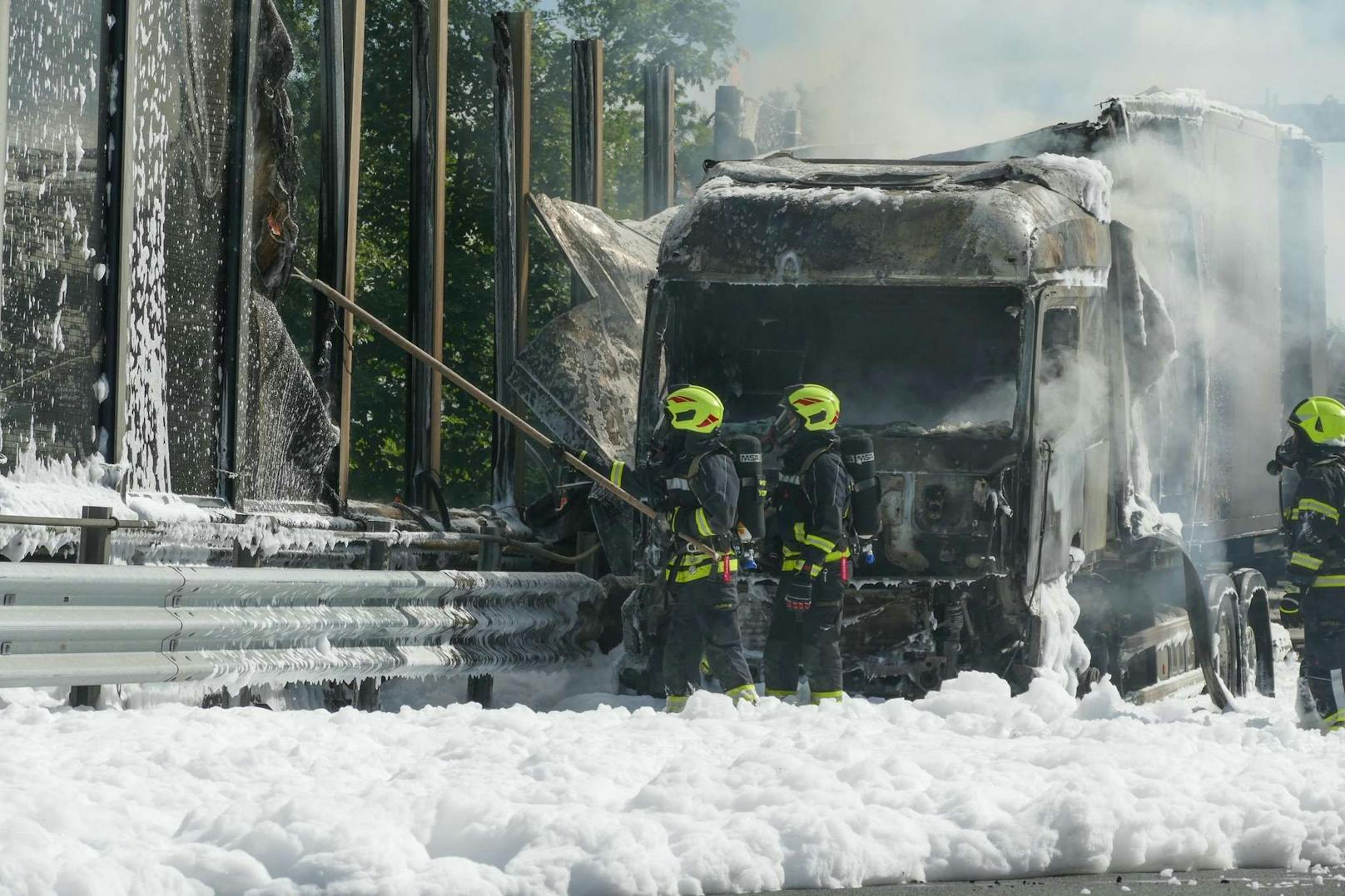 Ein Lkw brannte auf der A1, die Feuerwehr stand im Löscheinsatz.