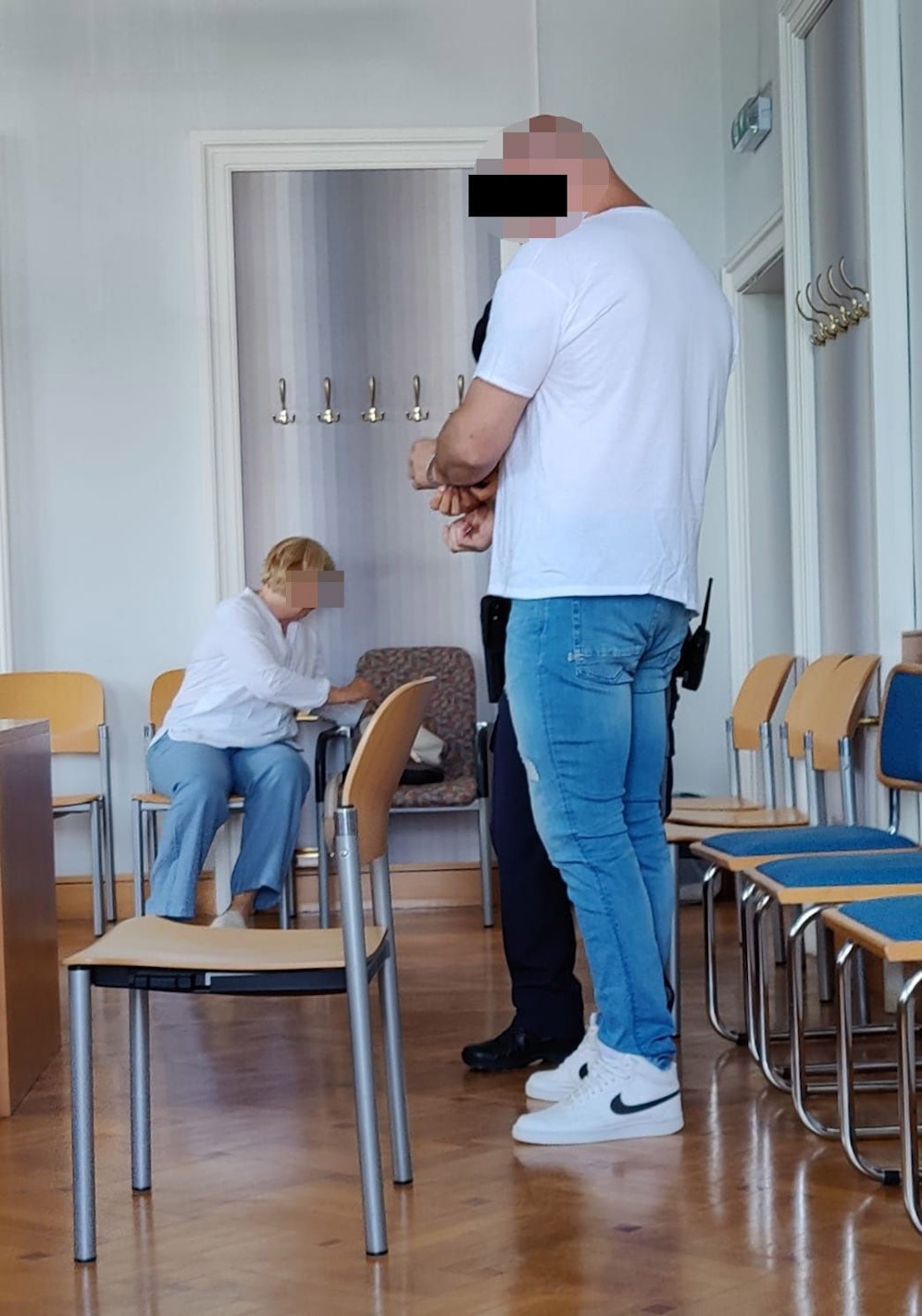 Der große und bullige Angeklagte am Landesgericht in Wiener Neustadt