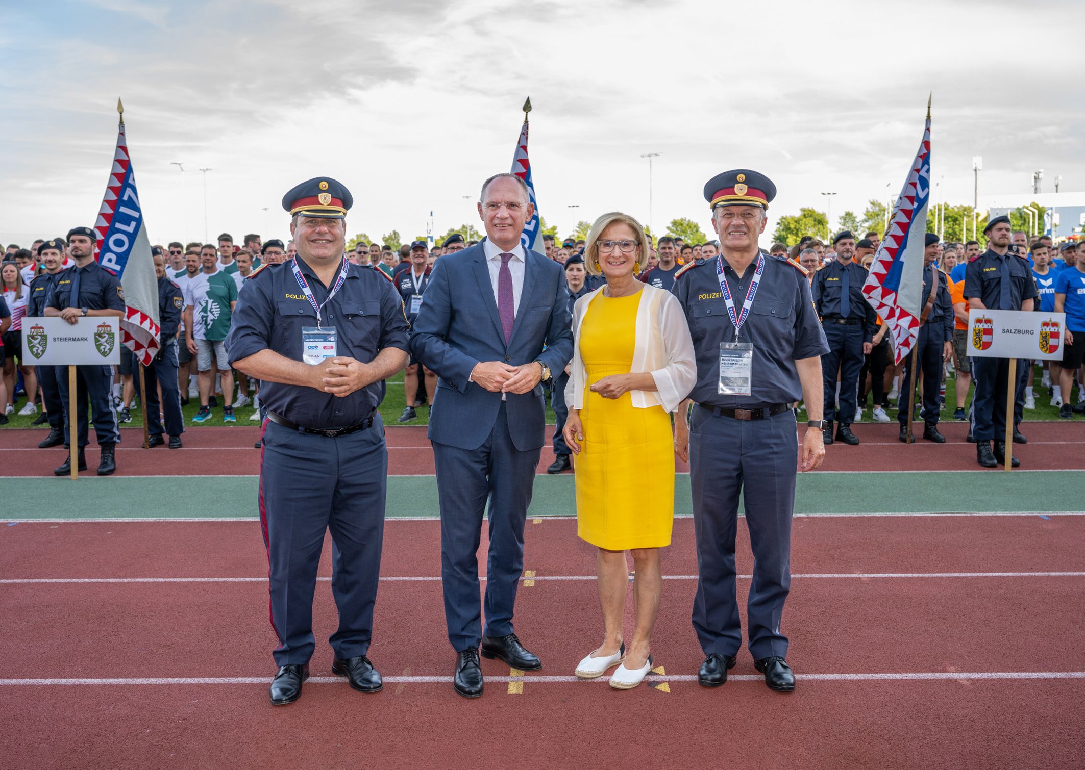 Bundespolizeidirektor Michael Takacs, Innenminister Gerhard Karner, Landeshauptfrau Johanna Mikl-Leitner und NÖ Polizeipräsident Franz Popp bei der Eröffnung der 12. Bundespolizeimeisterschaften Sommer in St. Pölten.