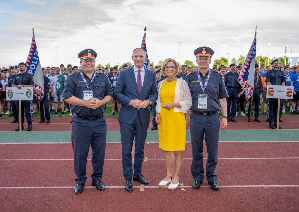 Bundespolizeidirektor Michael Takacs, Innenminister Gerhard Karner, Landeshauptfrau Johanna Mikl-Leitner und NÖ Polizeipräsident Franz Popp bei der Eröffnung der 12. Bundespolizeimeisterschaften Sommer in St. Pölten.