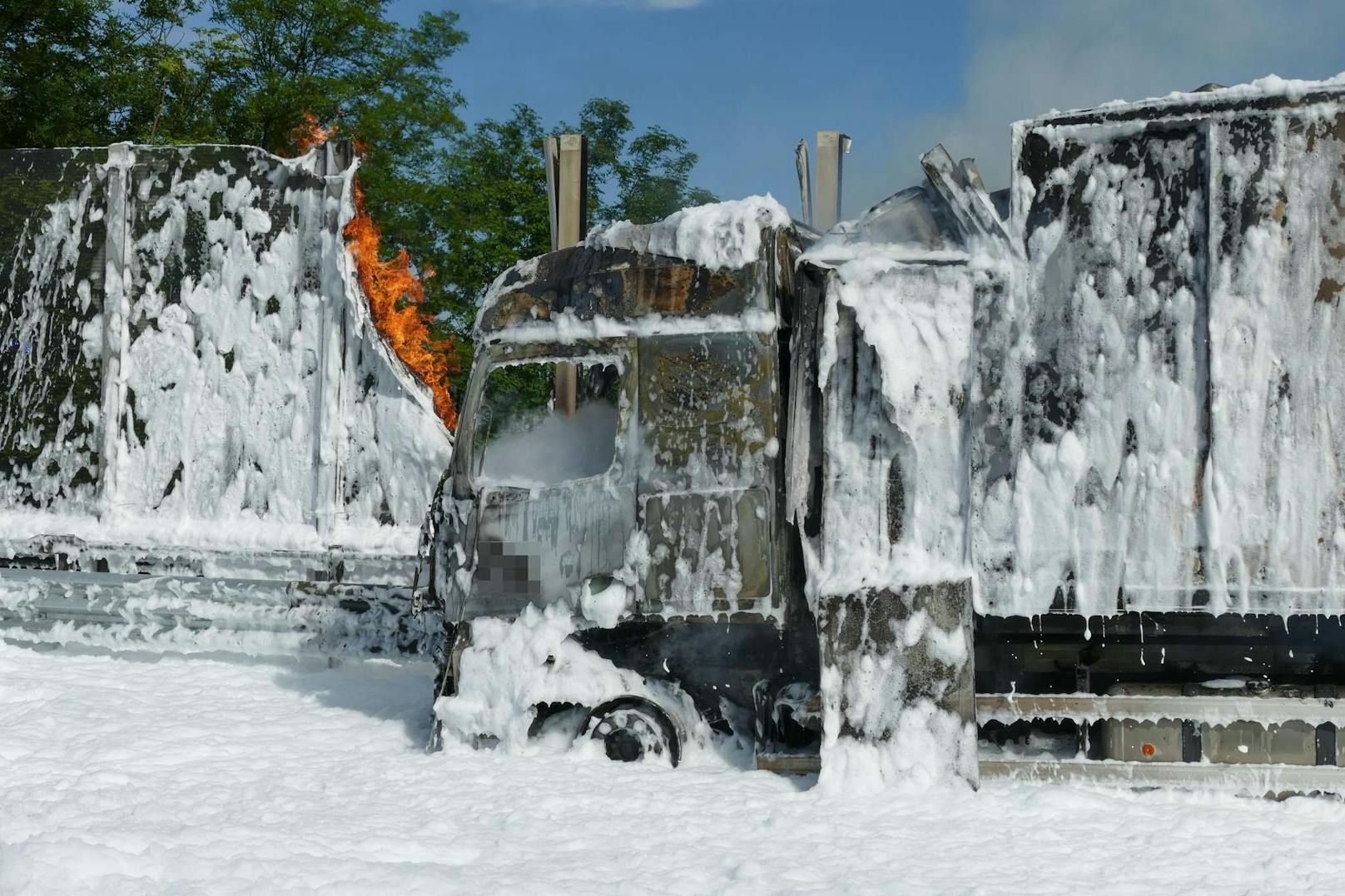 Ein Lkw brannte auf der A1, die Feuerwehr stand im Löscheinsatz.