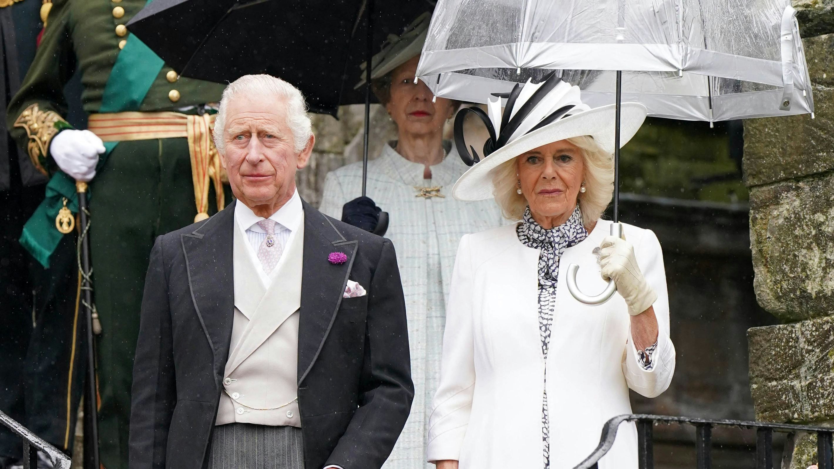 Download von www.picturedesk.com am 05.07.2023 (11:42).  Britain's King Charles III and Britain's Queen Camilla pause for the National Anthem, as they host guests for a Garden Party at the Palace of Holyroodhouse in Edinburgh, on July 4, 2023. The King and Queen are in Scotland for Royal Week where they will undertake a range of engagements celebrating community, innovation and history. (Photo by Jonathan Brady / POOL / AFP) - 20230704_PD7650 - Rechteinfo: Rights Managed (RM) Nur für redaktionelle Nutzung! Werbliche Nutzung erfordert Freigabe: bitte schicken Sie uns eine Anfrage.